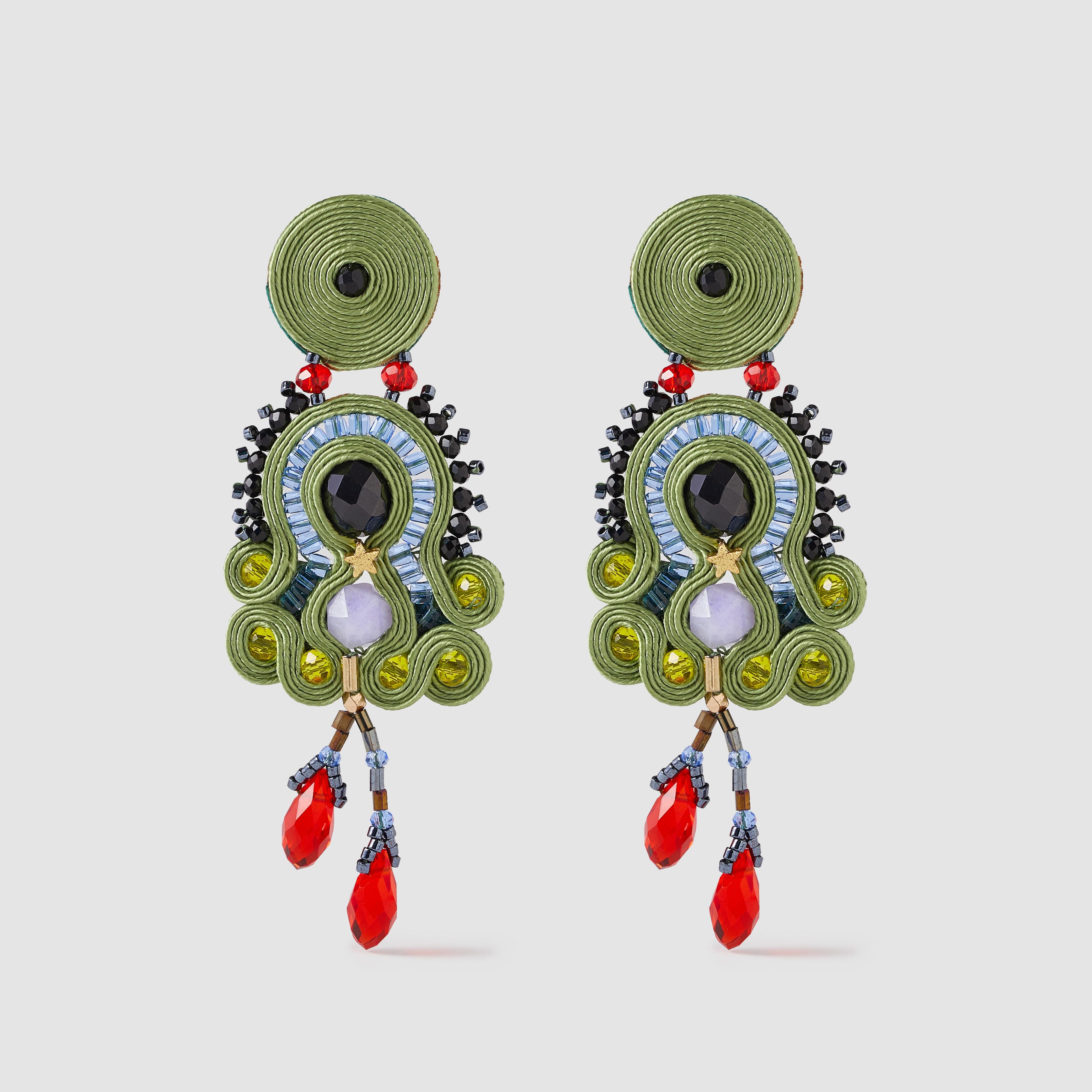 Musula Personalissima Nicoletta Forest Soutache Earrings
Soutache earrings made with silk rayon and crystal beads & silver closure

Hand-sewn earrings.
Rayon yarn 2mm.
Agates, hematite and glass beads.
Silver nut XL
Length 9cm 
Ultralight,