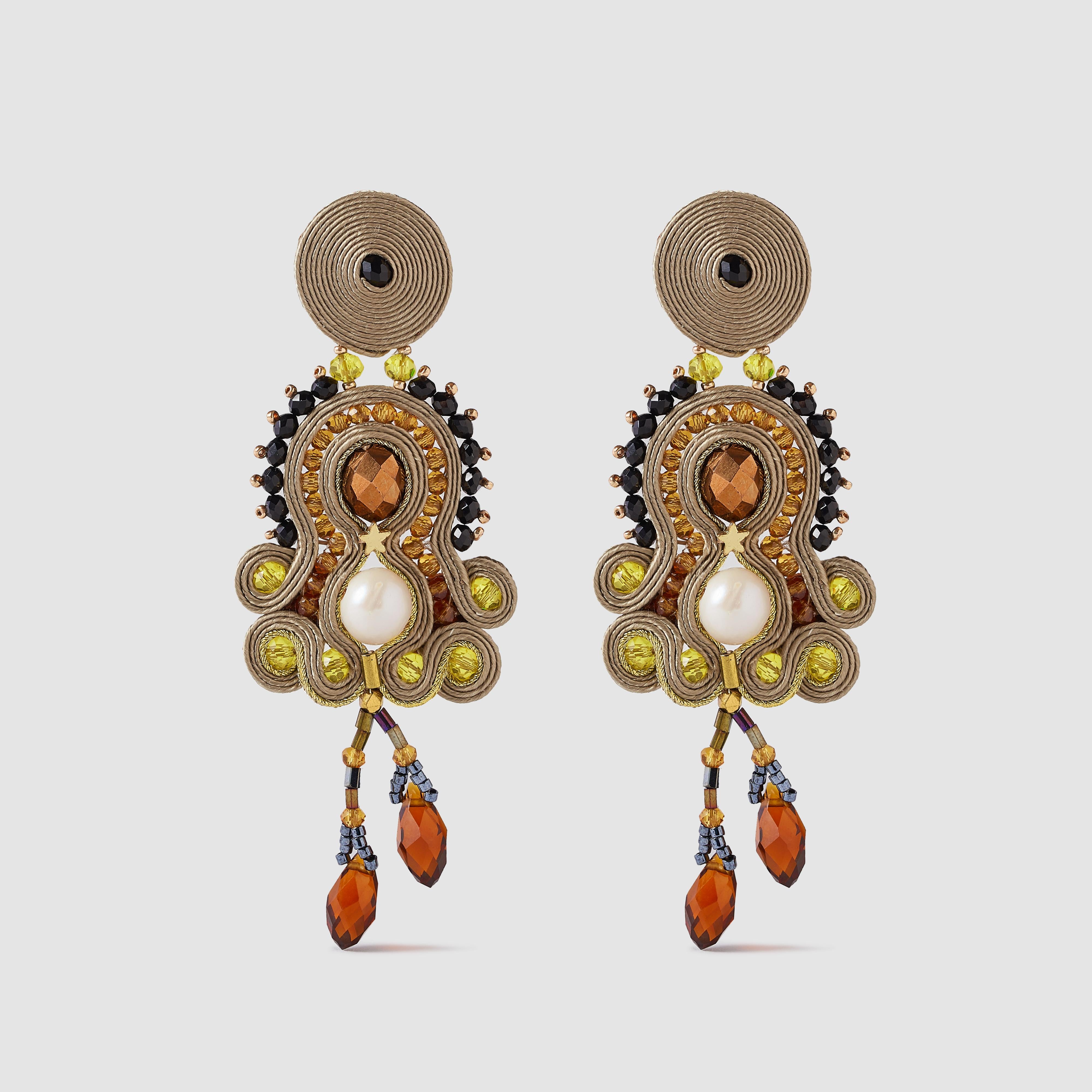 Musula Personalissima Nicoletta Sand Soutache Earrings
Soutache earrings made with silk rayon and crystal beads & silver closure

Hand-sewn earrings.
Rayon yarn 2mm.
River pearls, hematite and glass beads.
Silver nut XL
Length 9cm 
Ultralight,