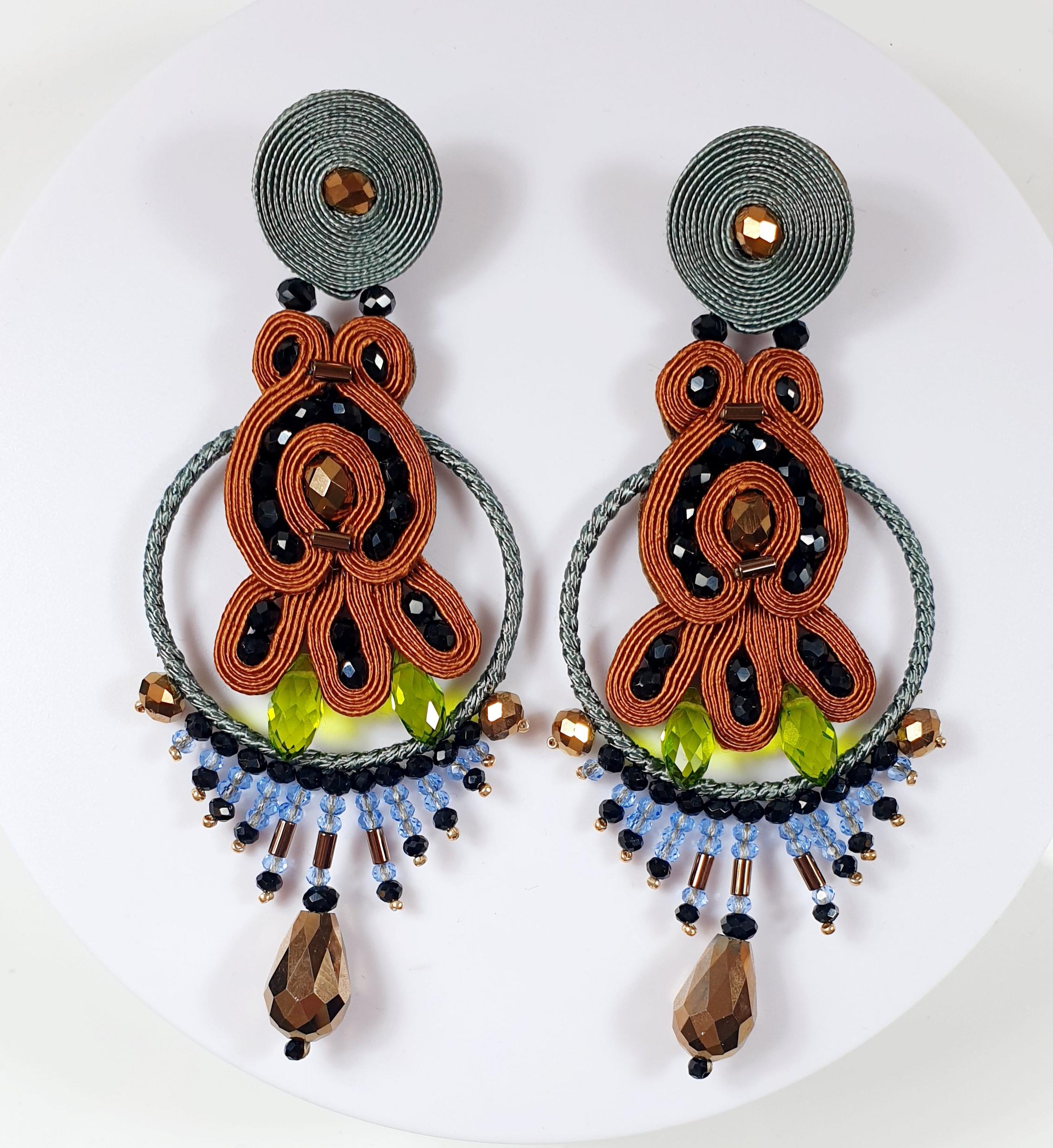 Musula Urban Saint Honore Choco Earrings
Urban Collection is a special homage to sweet lovers.
Soutache earrings made with rayon 2mm, hematites and crystal beads. 
Silver clips lenght 10cm 3.94inches. 
Back finish in natural smooth and thin
