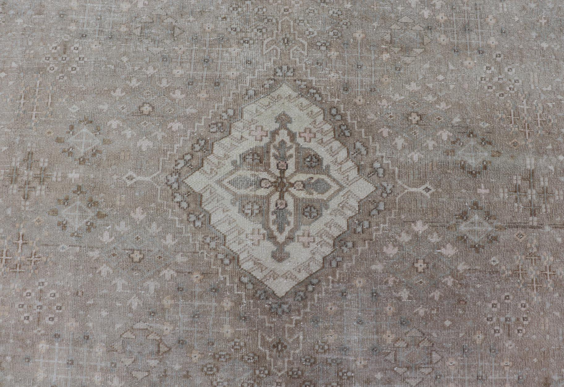 Mutierter antiker persischer Joshegan-Teppich mit subgeometrischem All-Over-Design im Angebot 2