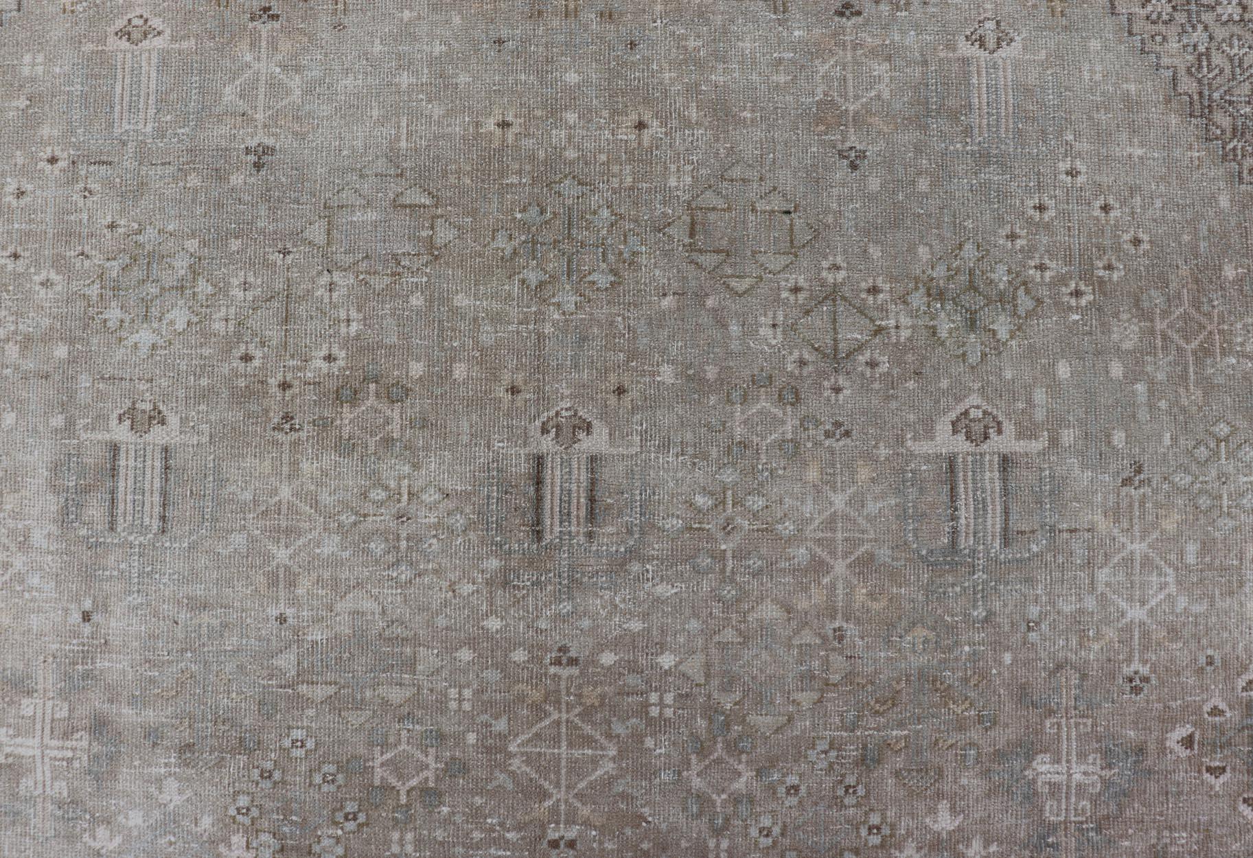 Mutierter antiker persischer Joshegan-Teppich mit subgeometrischem All-Over-Design im Angebot 3