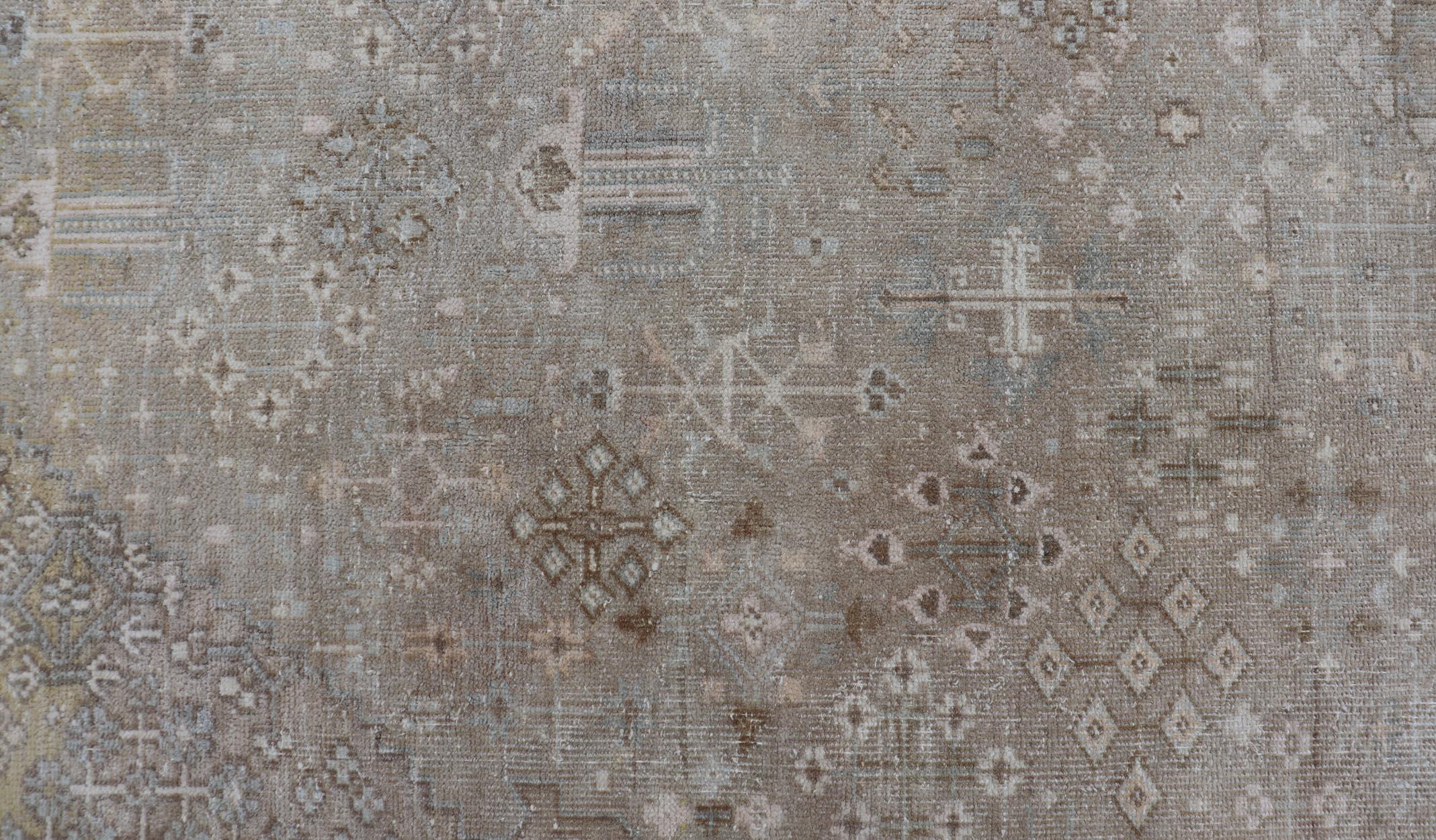 Maße: 7'8 x 11'0 

Dieser antike Joshegan-Teppich ist ein schönes Beispiel für das persische Know-how dieser Zeit. Der taupefarbene Hintergrund ist stark mit Motiven verziert, ebenso wie die Bordüre. Die bescheidenen Gesimse und das zentrale