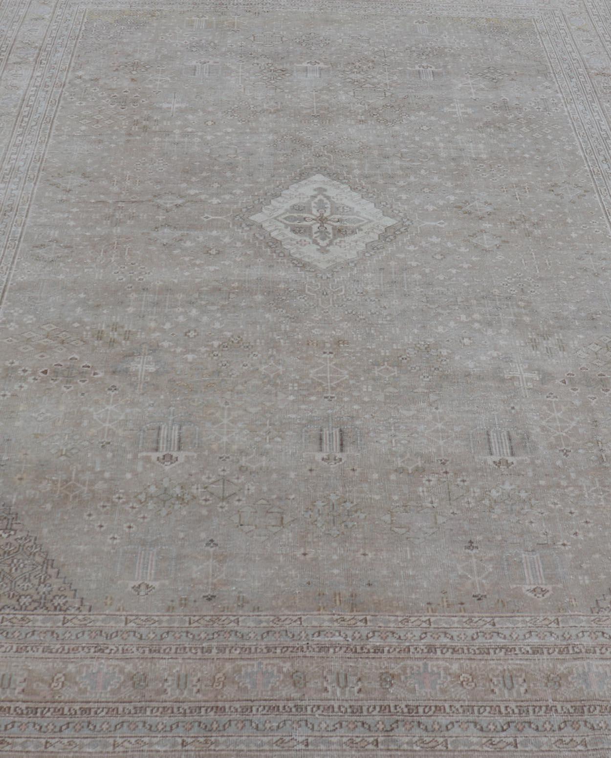 Mutierter antiker persischer Joshegan-Teppich mit subgeometrischem All-Over-Design (Stammeskunst) im Angebot