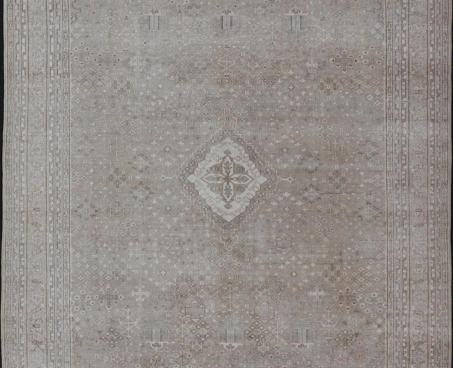 Mutierter antiker persischer Joshegan-Teppich mit subgeometrischem All-Over-Design im Zustand „Gut“ im Angebot in Atlanta, GA