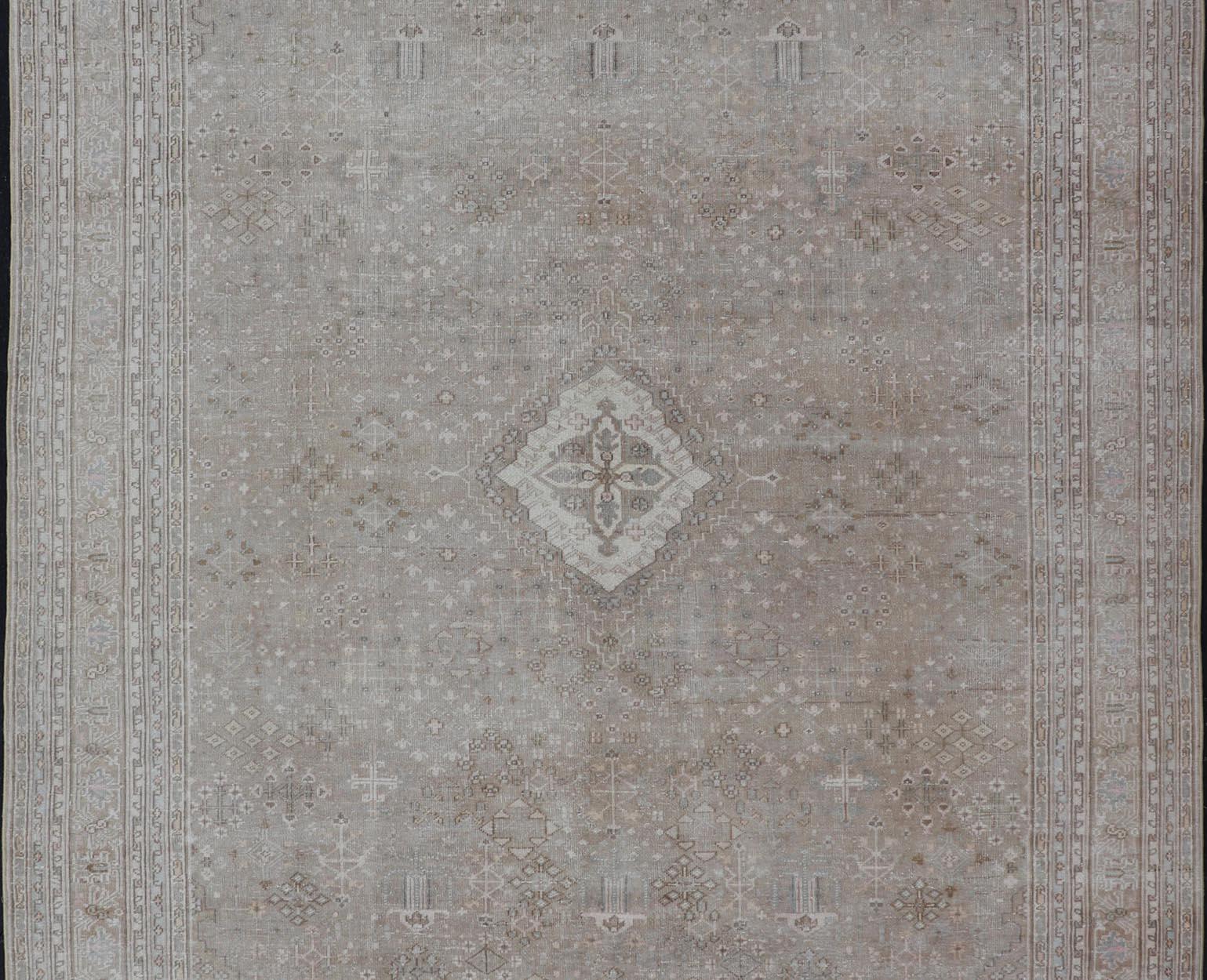 Tapis persan Joshegan ancien et soigné à motifs sur toute sa surface, de style sous-géométrique Bon état - En vente à Atlanta, GA