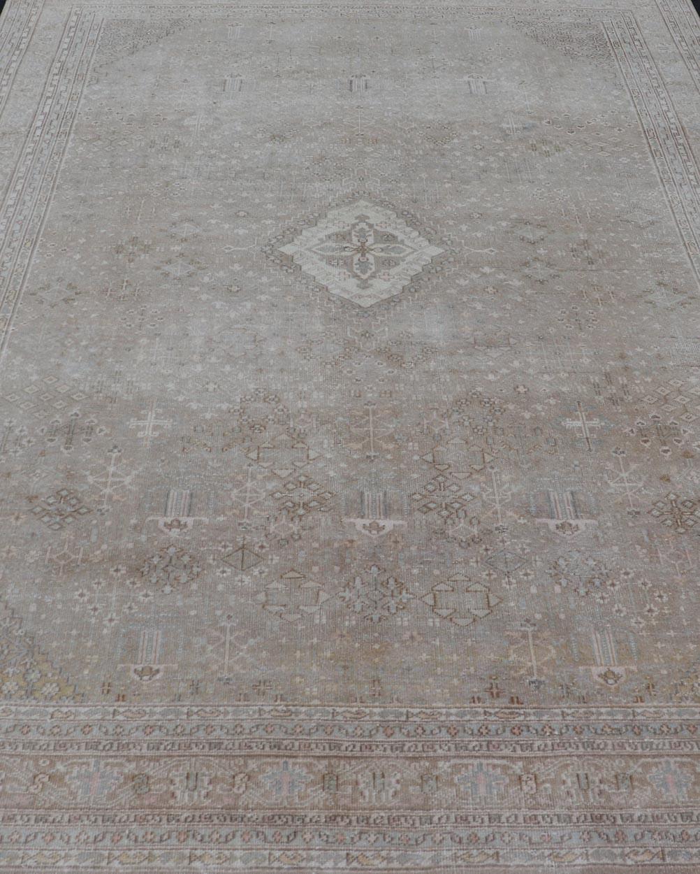 Mutierter antiker persischer Joshegan-Teppich mit subgeometrischem All-Over-Design (Wolle) im Angebot