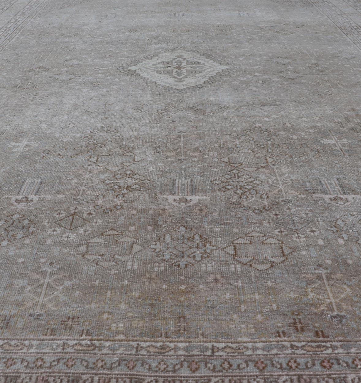 Mutierter antiker persischer Joshegan-Teppich mit subgeometrischem All-Over-Design im Angebot 1