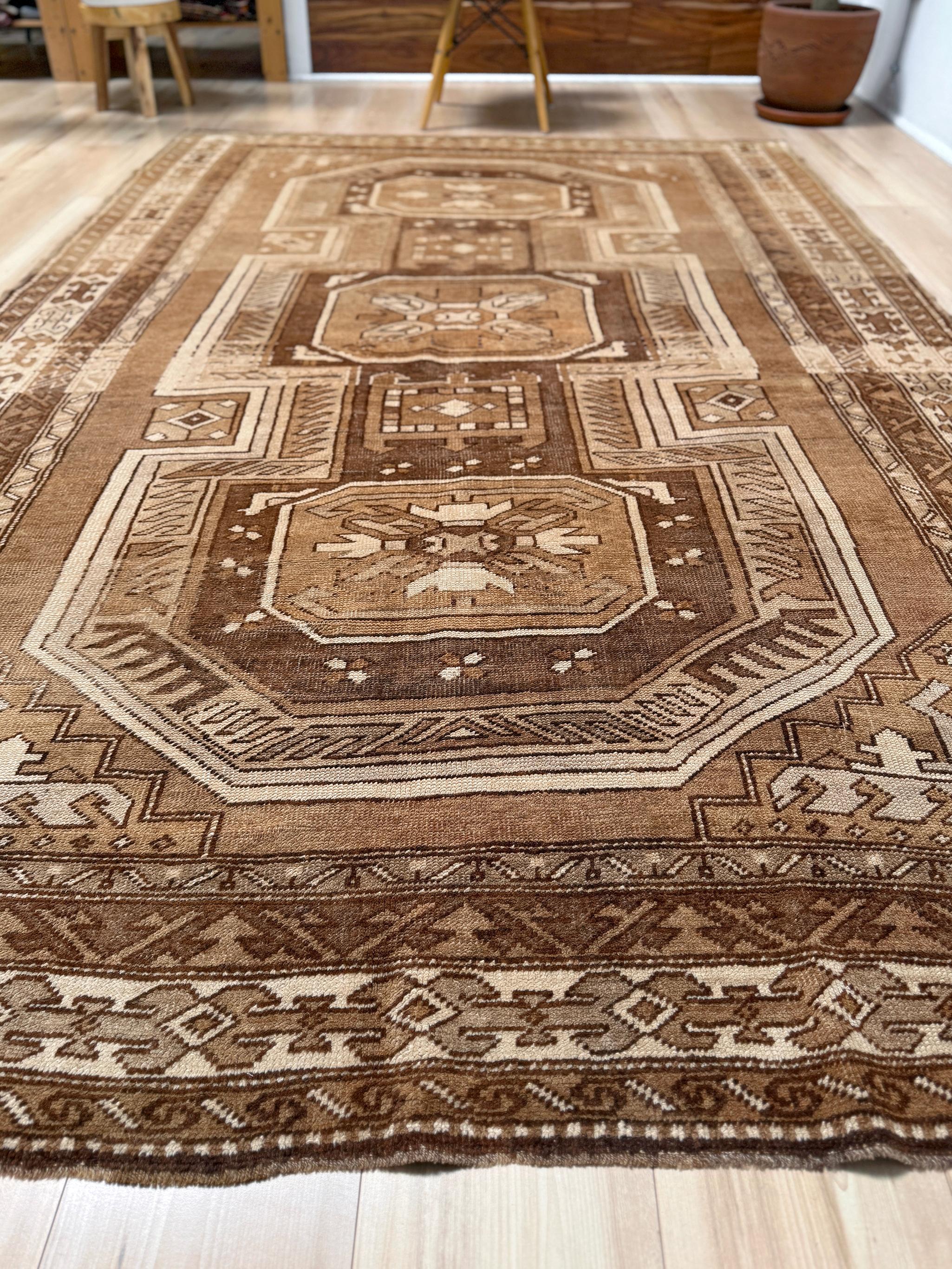Turco Kars marrone tenue - Tappeto in lana curda vintage - 6′×9′4″ - Turchia orientale in vendita
