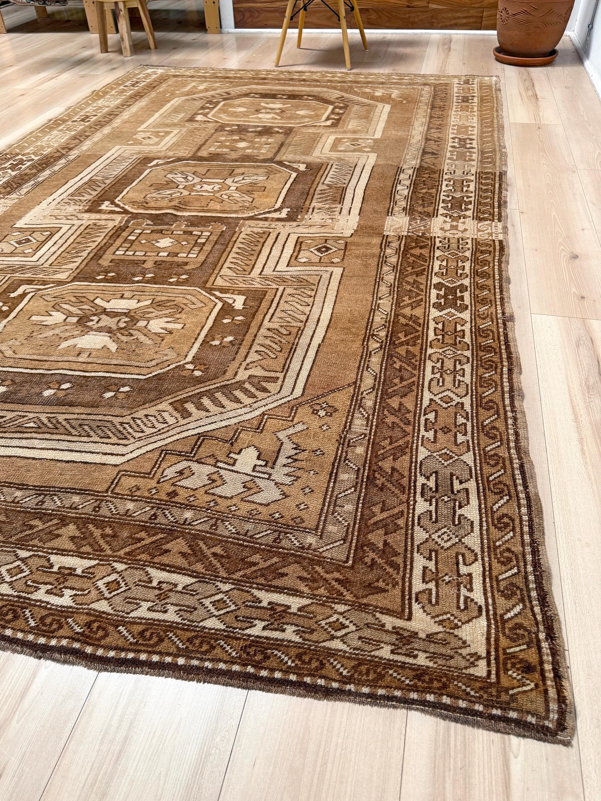 Metà XX secolo Kars marrone tenue - Tappeto in lana curda vintage - 6′×9′4″ - Turchia orientale in vendita