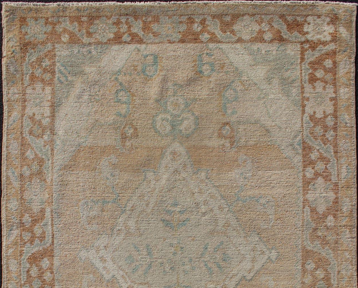 Nice vintage Turkish Oushak rug wit an understated medallion with flowers and geometric motifs, rug EN-179557, country of origin / type: Turkey / Oushak, circa 1940

This magnificent Oushak carpet from Turkey boasts a large center medallion in