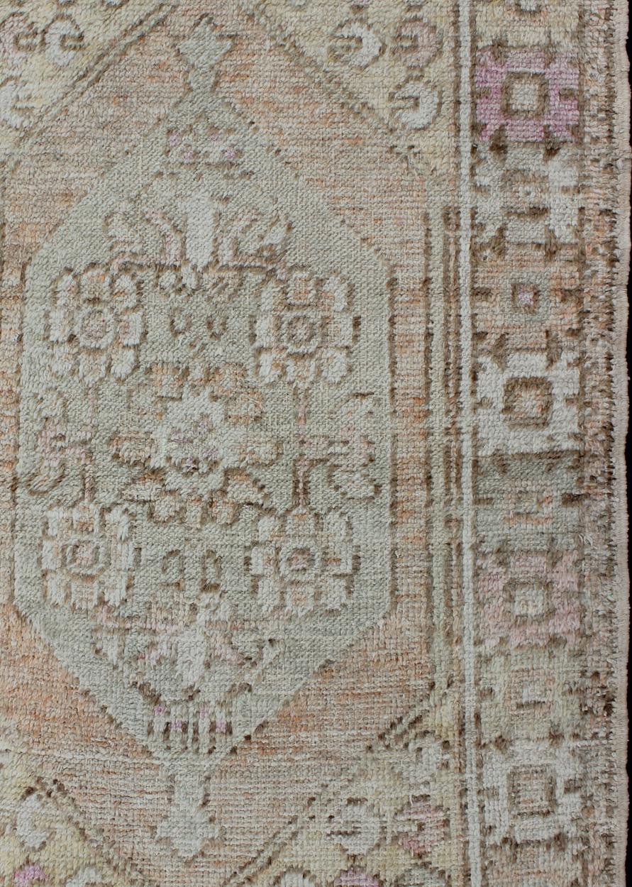 Tappeto Oushak turco vintage con un medaglione sobrio con fiori e motivi geometrici. Keivan Woven Arts / tappeto EN-176024, paese d'origine/tipo: Turchia / Oushak, circa 1940

Questo magnifico tappeto Oushak proveniente dalla Turchia vanta un