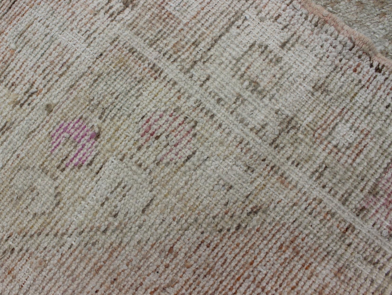 XX secolo Il tappeto Oushak turco dai colori tenui è caratterizzato da un design a medaglioni di colore tenue in vendita