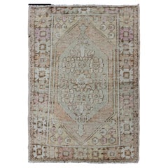 Le tapis turc Oushak aux couleurs sourdes présente un motif de médaillon discret