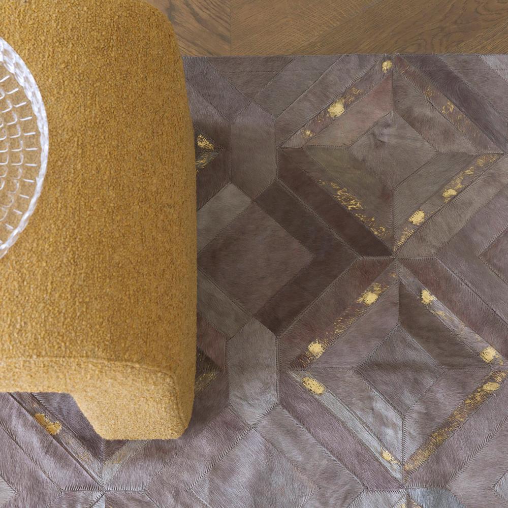 Pakistano Tappeto da pavimento in pelle di mucca grigio tinto in sordina, personalizzabile, a mosaico, nebbia e oro XXL Large in vendita
