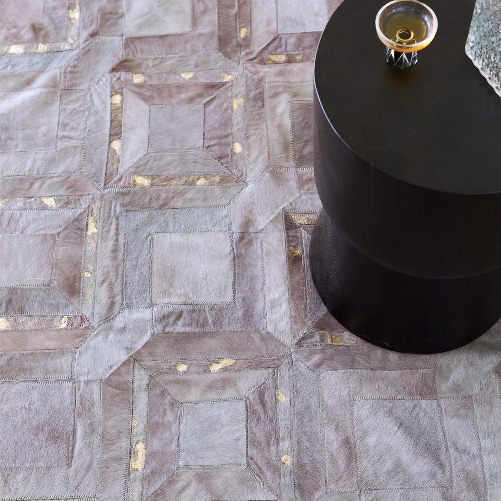 Anpassbarer Mosaica Fog und Gold Rindsleder-Bodenteppich, grau mattiert und gefärbt (Maschinell gefertigt) im Angebot
