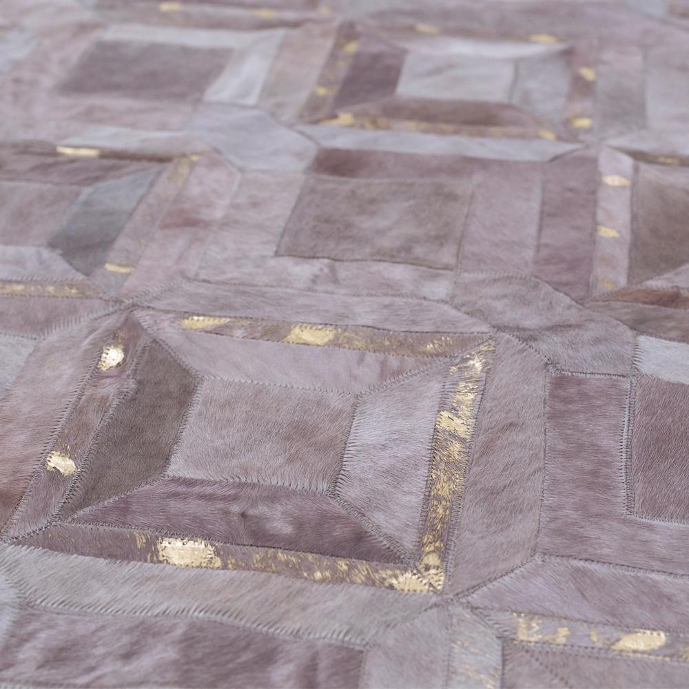 Anpassbarer Mosaica Fog und Gold Rindsleder-Bodenteppich, grau mattiert und gefärbt im Zustand „Neu“ im Angebot in Charlotte, NC