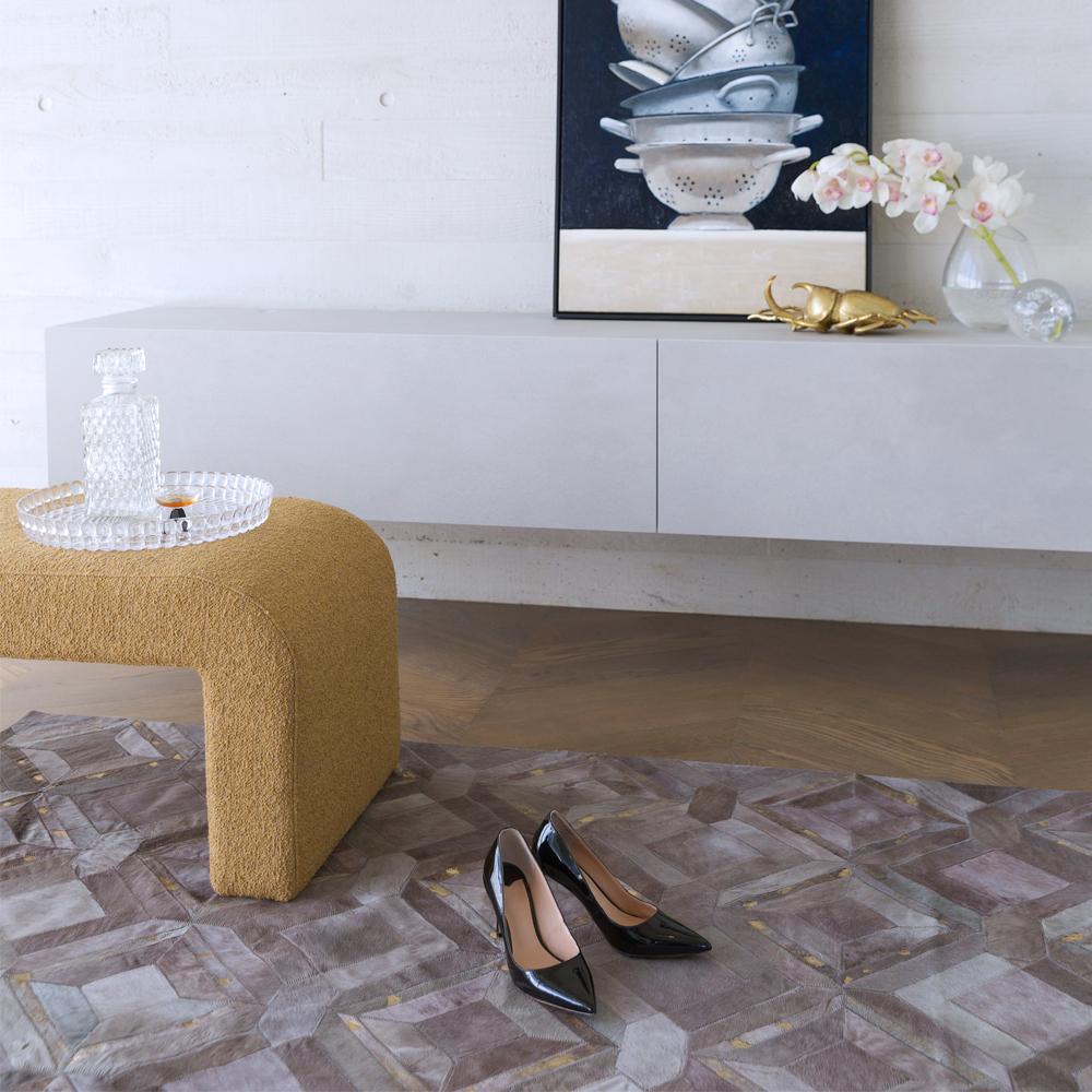 Art Déco Tappeto da pavimento in pelle di mucca grigio tinto in sordina personalizzabile a mosaico nebbia e oro X-Large in vendita