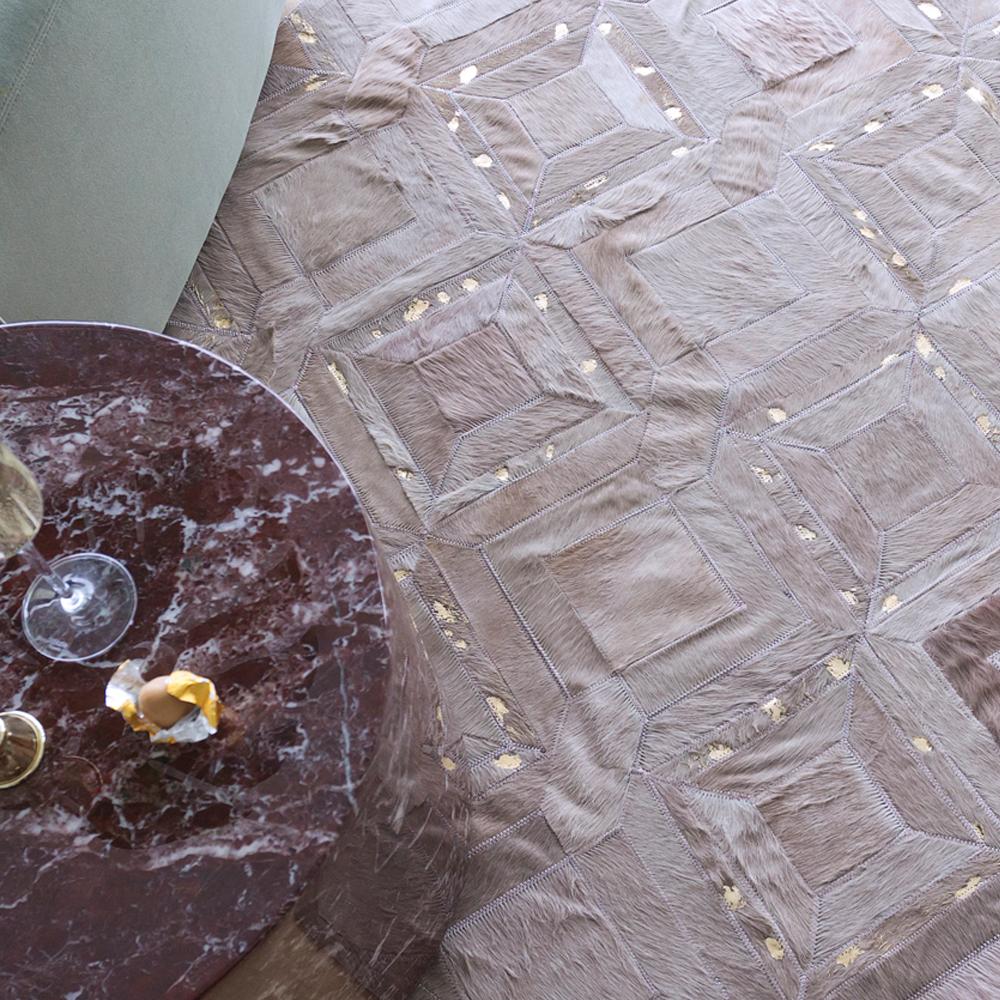Maßgefertigter, rechteckiger Mosaica-Kuhfellteppich aus lachsfarbenem und gemustertem grauem Eichenholz (Art déco) im Angebot