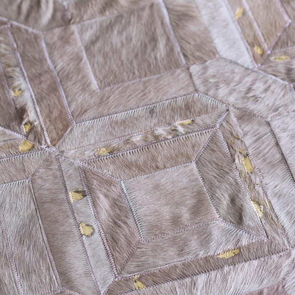 La elegante alfombra Mosaica de Art Hide tiene ahora un segundo y precioso color llamado Fresno Lila. De hecho, creamos este color especialmente para nuestra clienta Farah, de Nueva Jersey, y era tan bonito que tuvimos que incorporarlo a la gama.