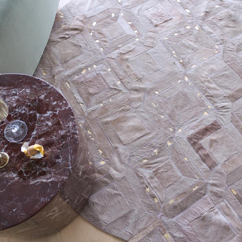 Alfombra de piel de vaca teñida gris apagada personalizable Mosaica lila ceniza redonda mediana Art Decó en venta
