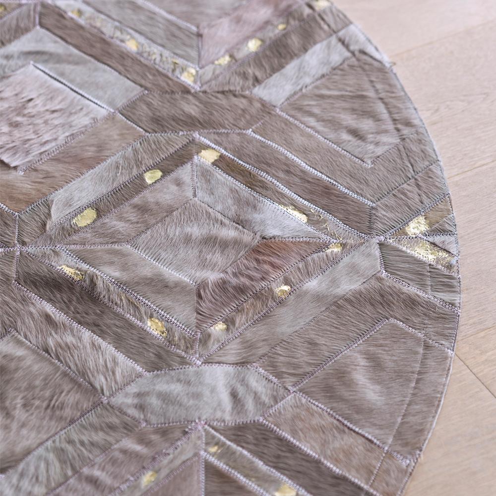 Alfombra de piel de vaca teñida gris apagada personalizable Mosaica lila ceniza redonda mediana Pakistaní en venta