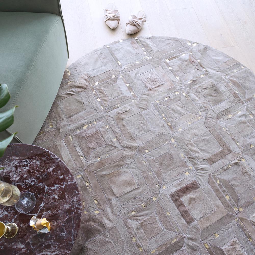 Alfombra de piel de vaca teñida gris apagada personalizable Mosaica lila ceniza redonda mediana Hecho a máquina en venta