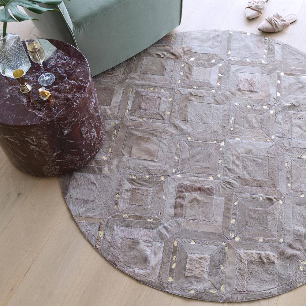 Alfombra de piel de vaca teñida gris apagada personalizable Mosaica lila ceniza redonda mediana en Nuevo estado para la venta en Charlotte, NC