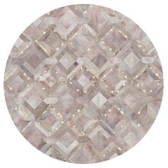 Tapis rond personnalisable Mosaica en frêne et cuir de vache lilas teint en gris sourd, de taille moyenne