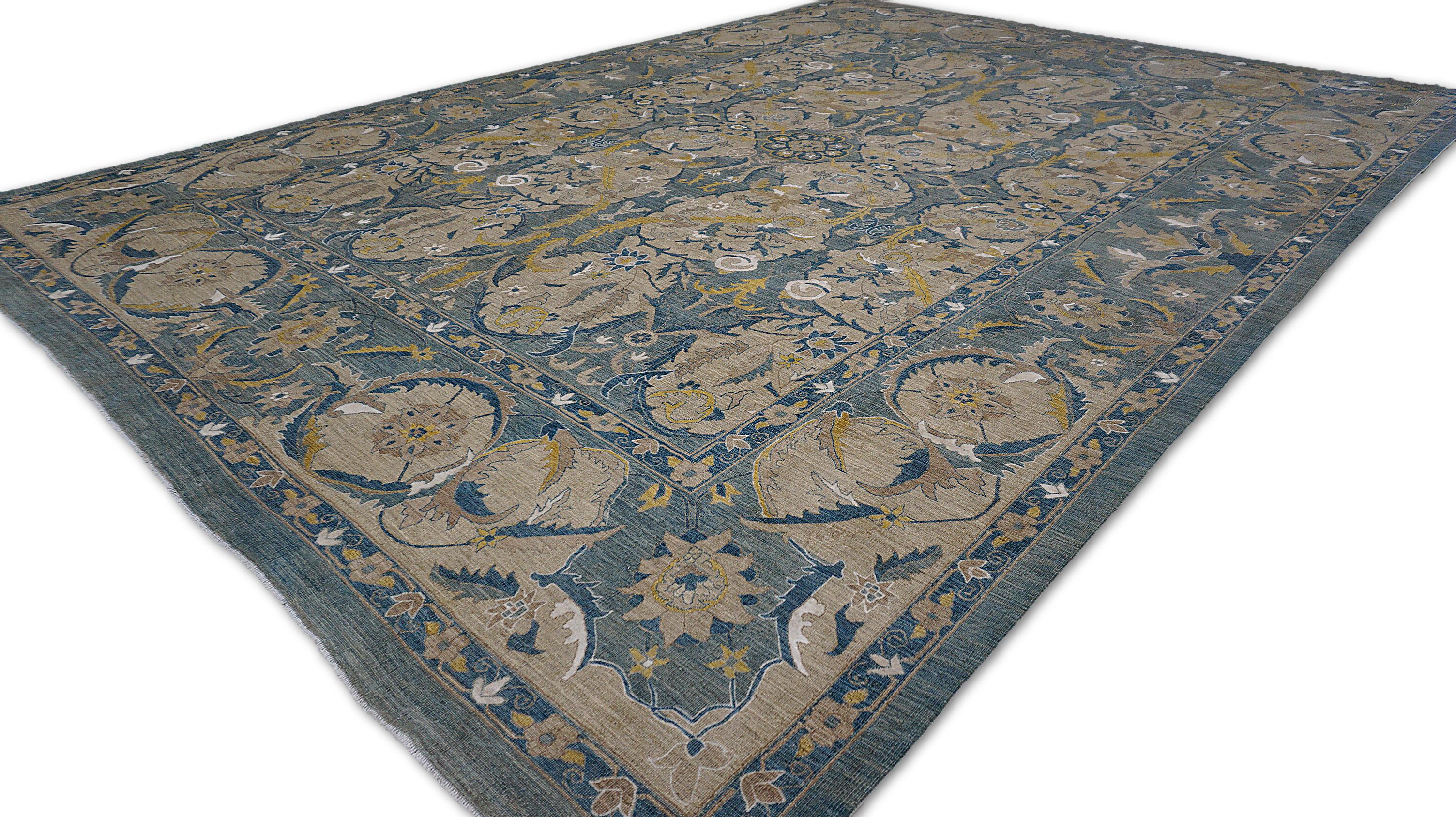 Esta exquisita alfombra de lana anudada a mano captura la esencia del diseño clásico persa, al tiempo que refleja la artesanía única de los tejedores paquistaníes. La alfombra presenta un intrincado diseño de medallones florales, realzado por