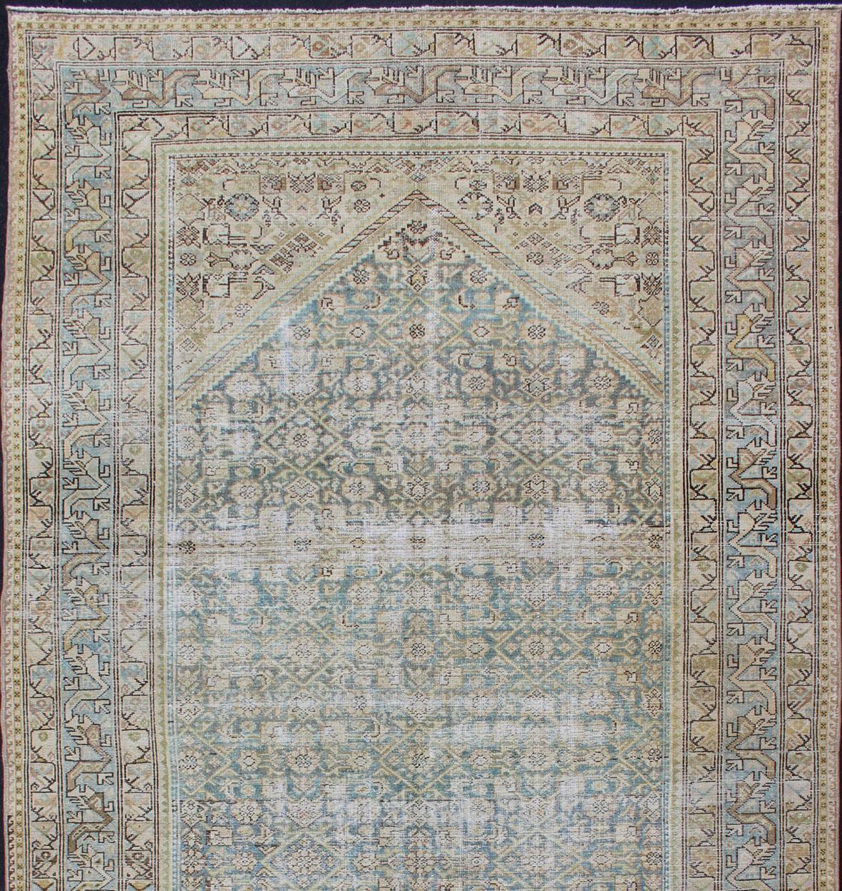 Galería antigua Malayer de intrincado diseño en tonos claros, alfombra SUS-2007-414, país de origen / tipo: Irán / Malayer, hacia 1910.

Este precioso malayer antiguo de Persia presenta un elaborado diseño integral, formado por una variedad de