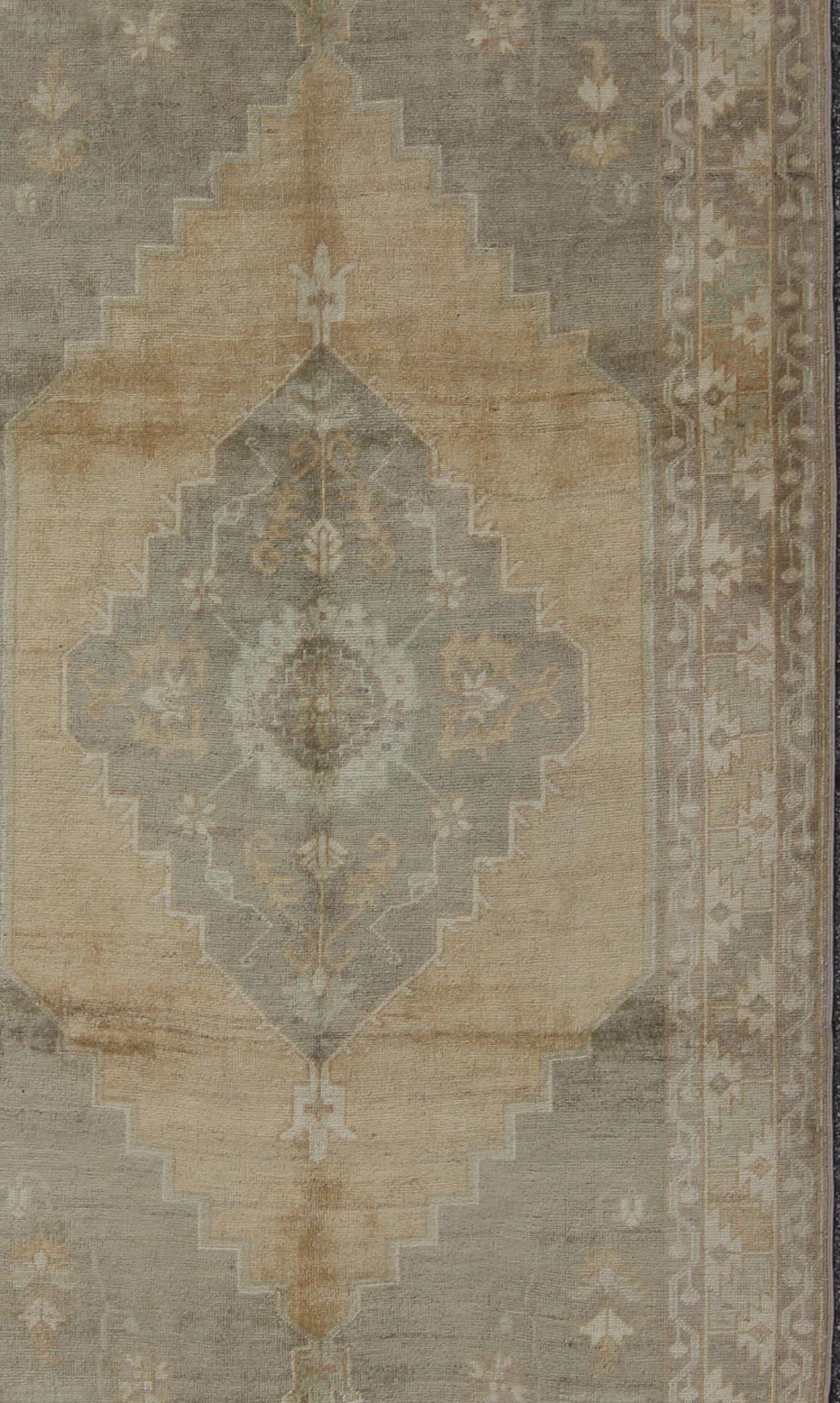Turkish Muted Mid-20th Century Vintage Oushak Rug with Medallion in Gray and Butter For Sale