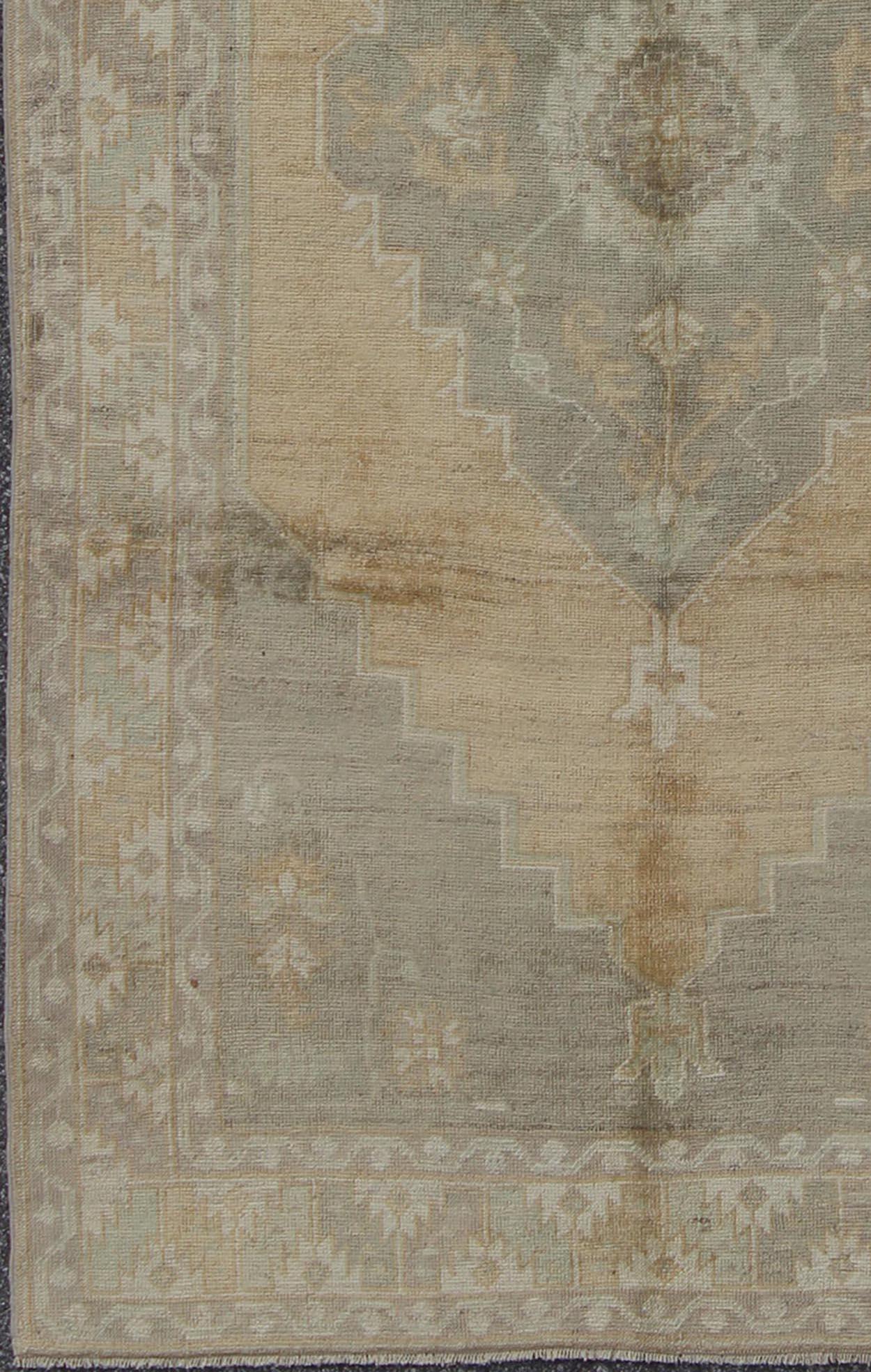 Hand-Knotted Muted Mid-20th Century Vintage Oushak Rug with Medallion in Gray and Butter For Sale