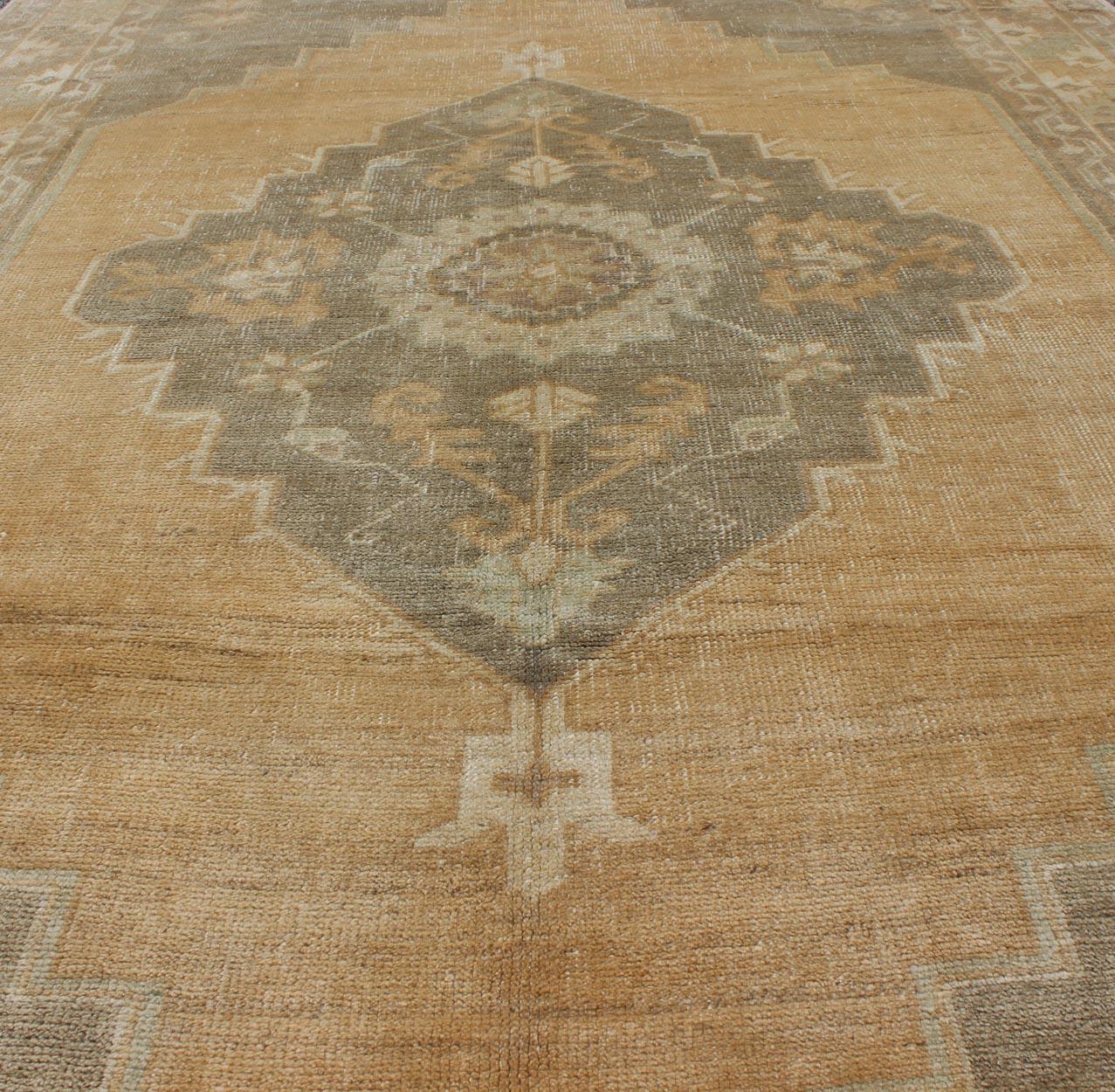 Muted Mid-20th Century Vintage Oushak Rug with Medallion in Gray and Butter In Good Condition For Sale In Atlanta, GA