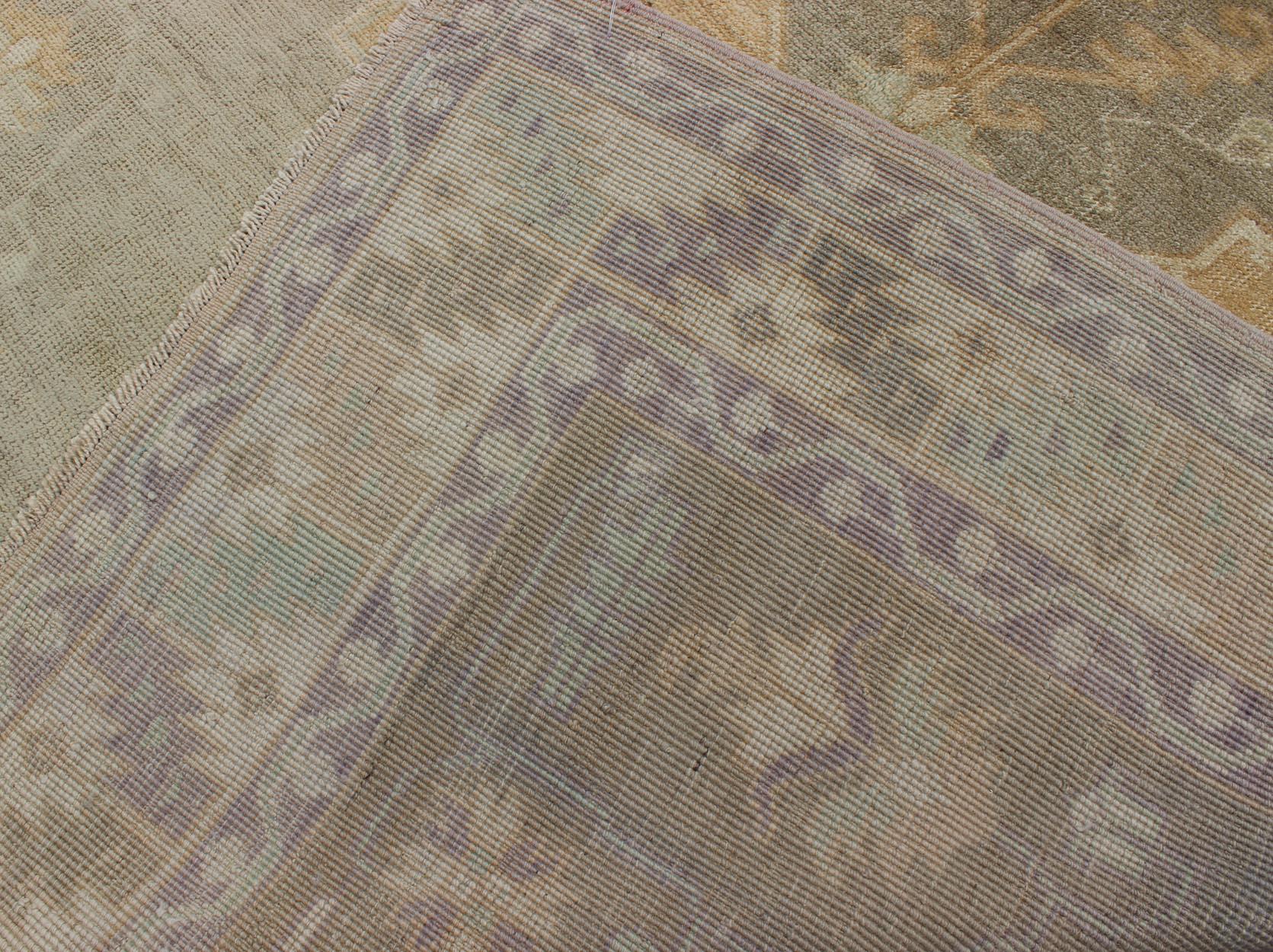 Muted Mid-20th Century Vintage Oushak Rug with Medallion in Gray and Butter For Sale 2