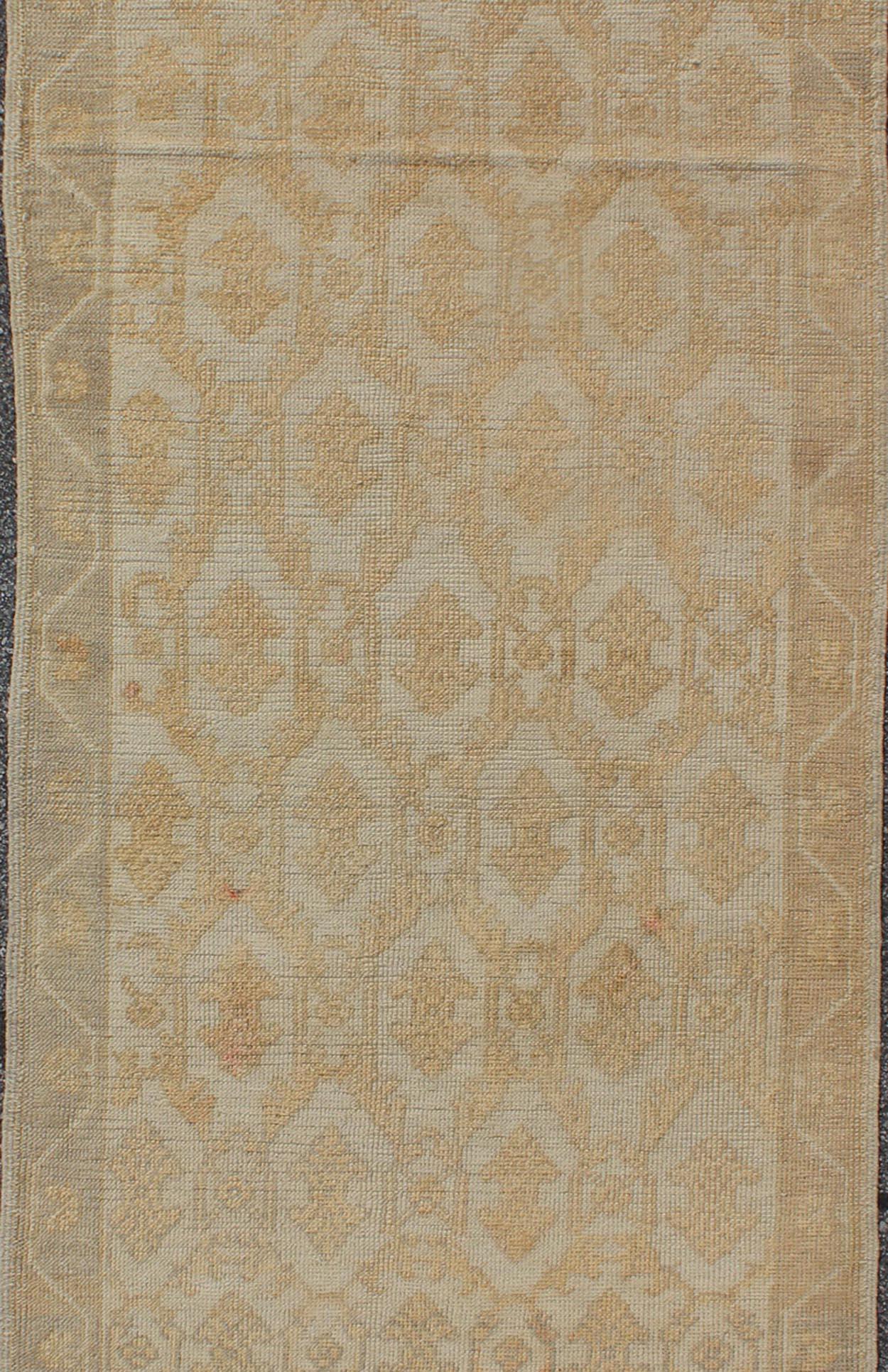 Turc Tapis de couloir turc Oushak du milieu du siècle dernier avec motif treillis en crème, jaune et taupe en vente