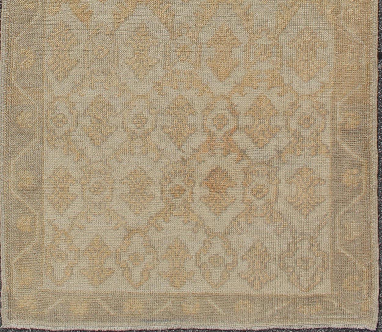 Noué à la main Tapis de couloir turc Oushak du milieu du siècle dernier avec motif treillis en crème, jaune et taupe en vente