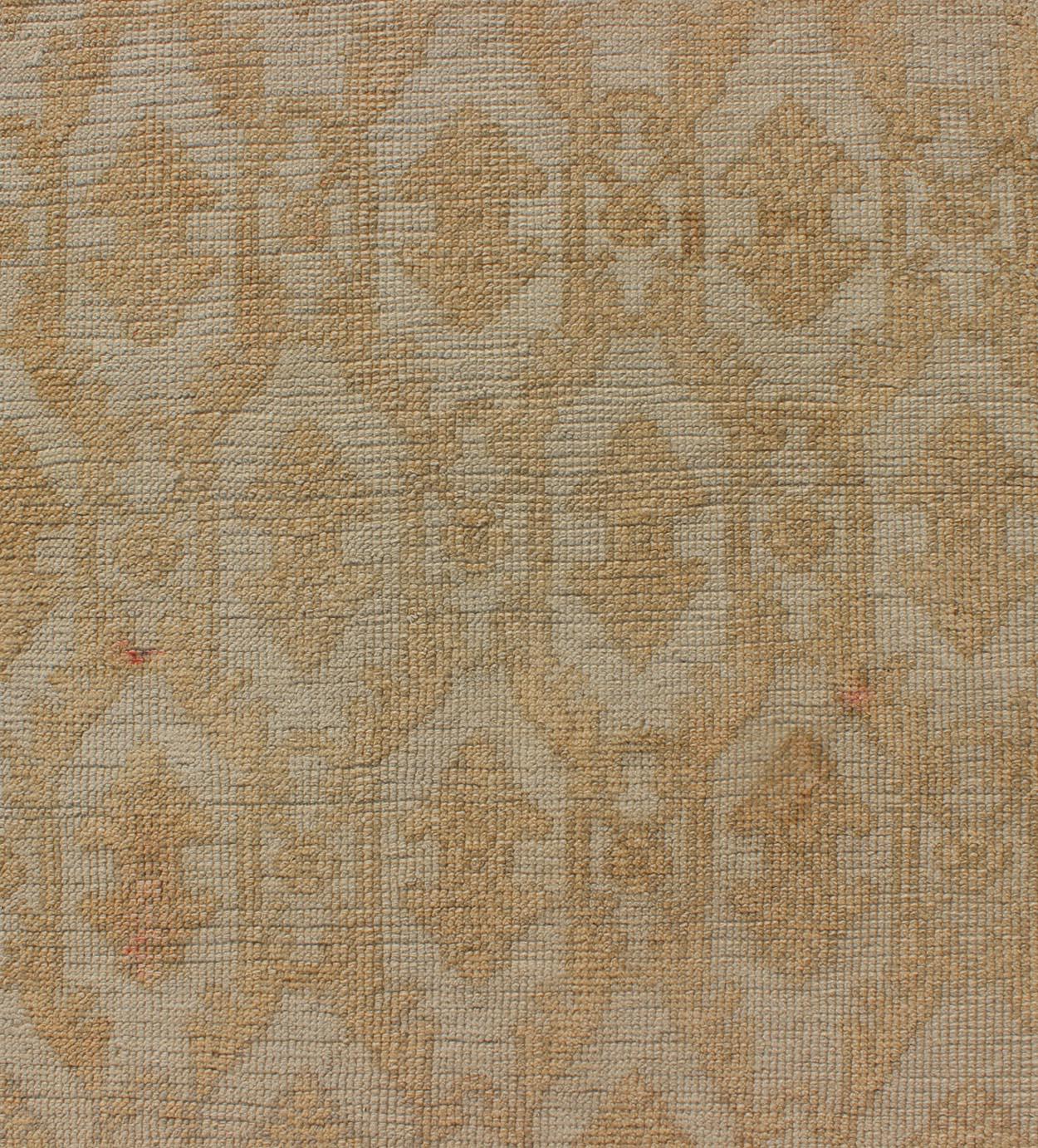 Tapis de couloir turc Oushak du milieu du siècle dernier avec motif treillis en crème, jaune et taupe Bon état - En vente à Atlanta, GA