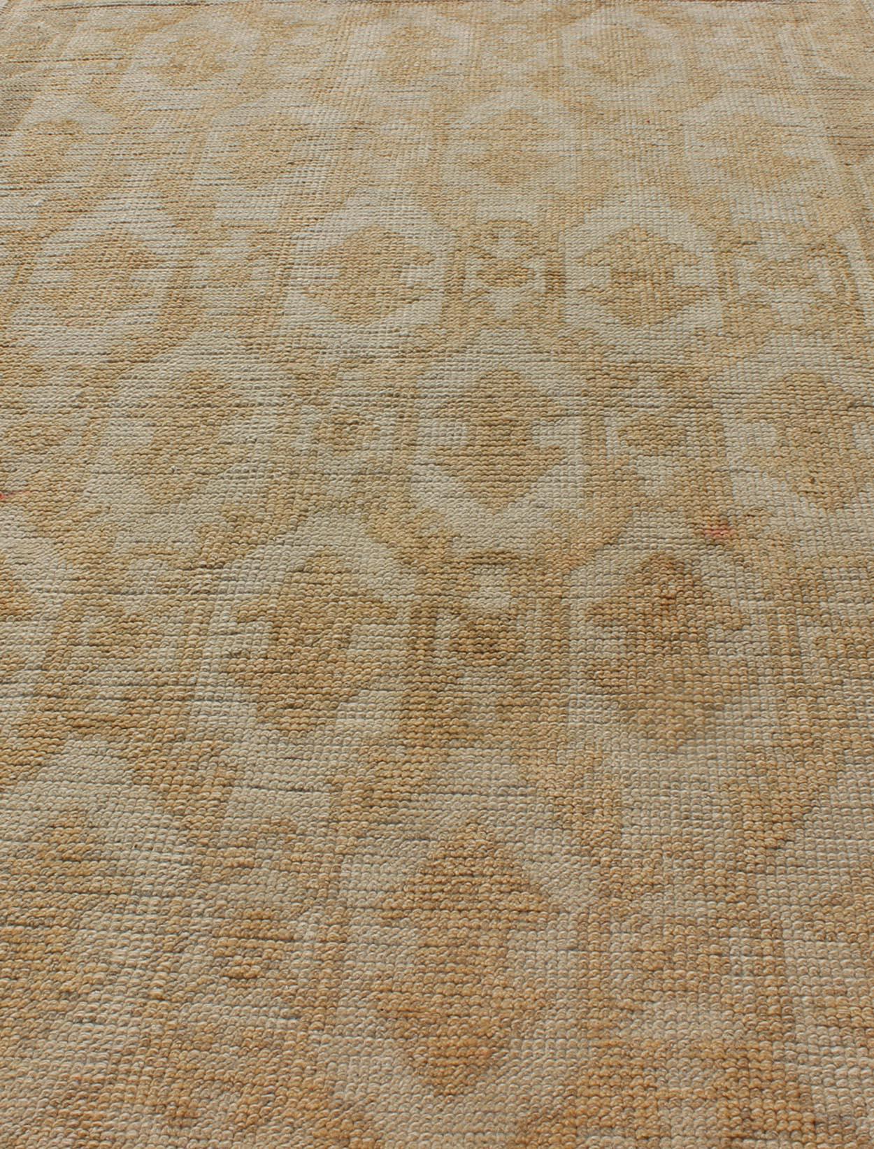 Milieu du XXe siècle Tapis de couloir turc Oushak du milieu du siècle dernier avec motif treillis en crème, jaune et taupe en vente