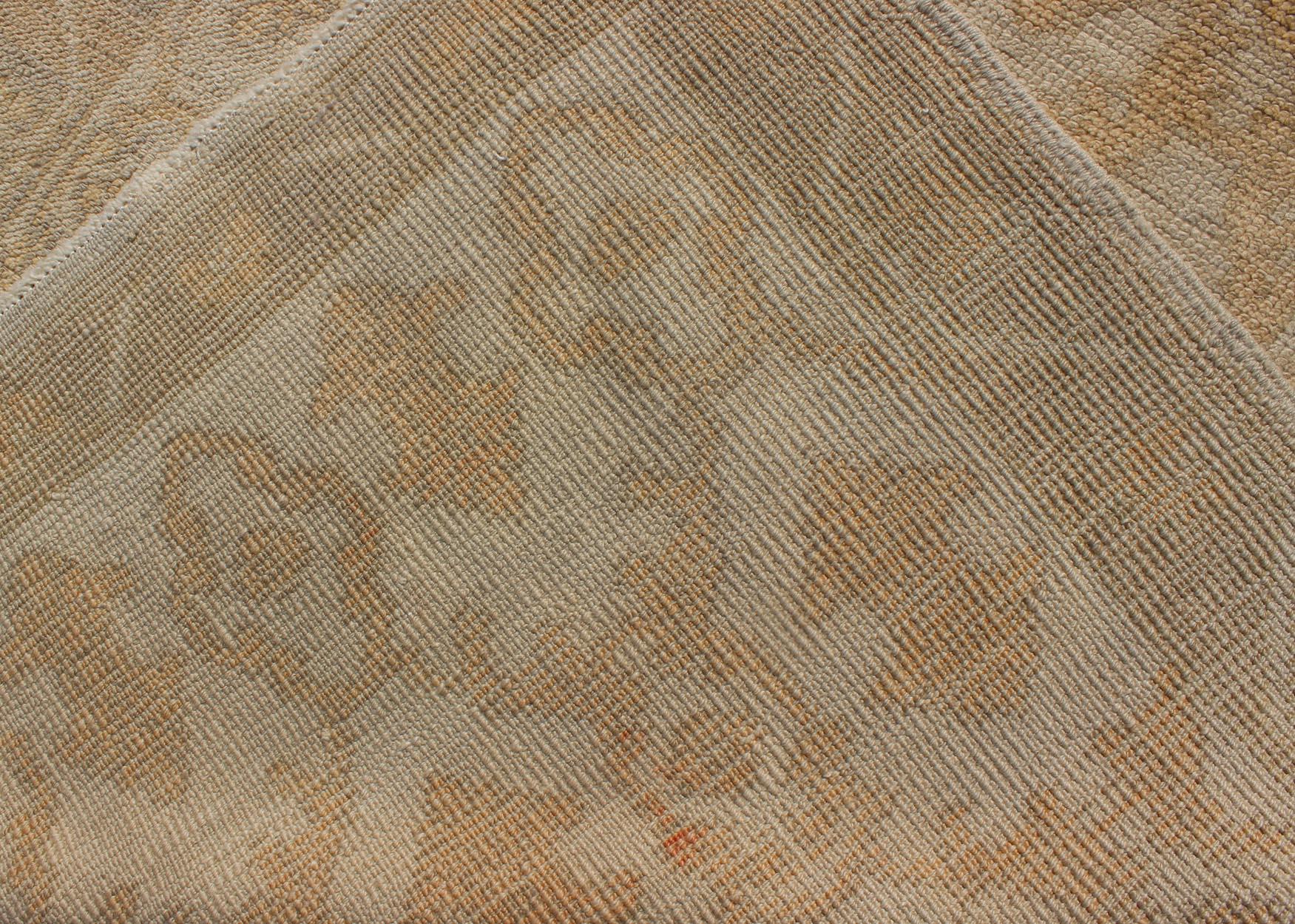 Laine Tapis de couloir turc Oushak du milieu du siècle dernier avec motif treillis en crème, jaune et taupe en vente
