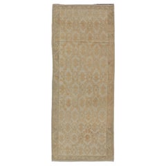 Tapis de couloir turc Oushak du milieu du siècle dernier avec motif treillis en crème, jaune et taupe