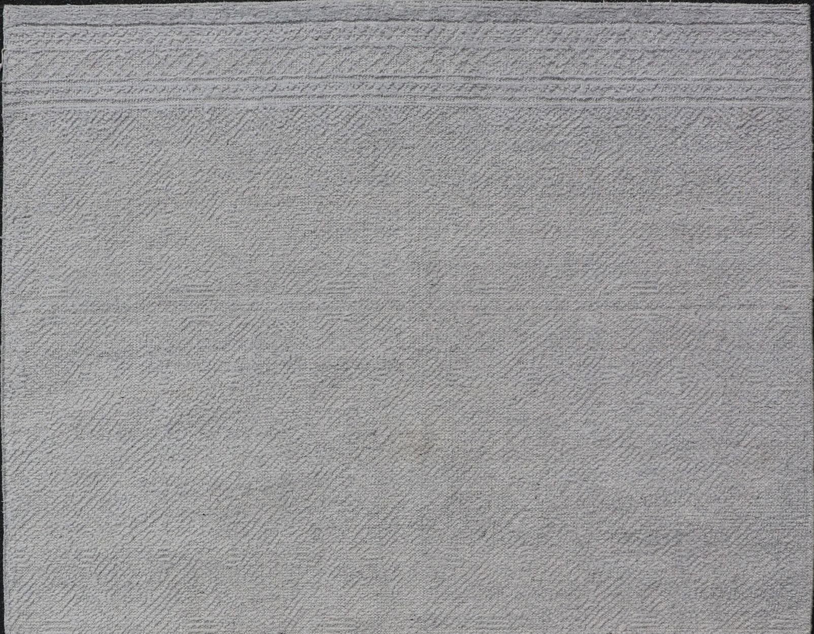 Gedämpfte moderne indische alle grau handgeknüpften Teppich 5'7 x 9'0 im Angebot 3
