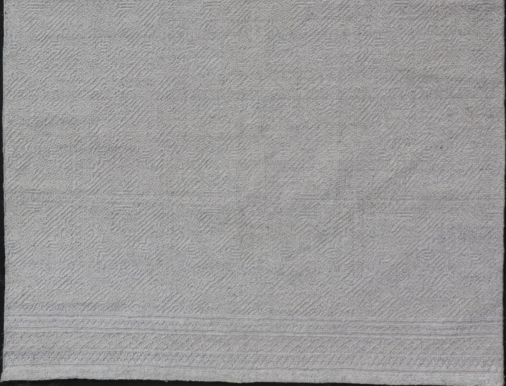 Gedämpfte moderne indische alle grau handgeknüpften Teppich 5'7 x 9'0 im Angebot 4