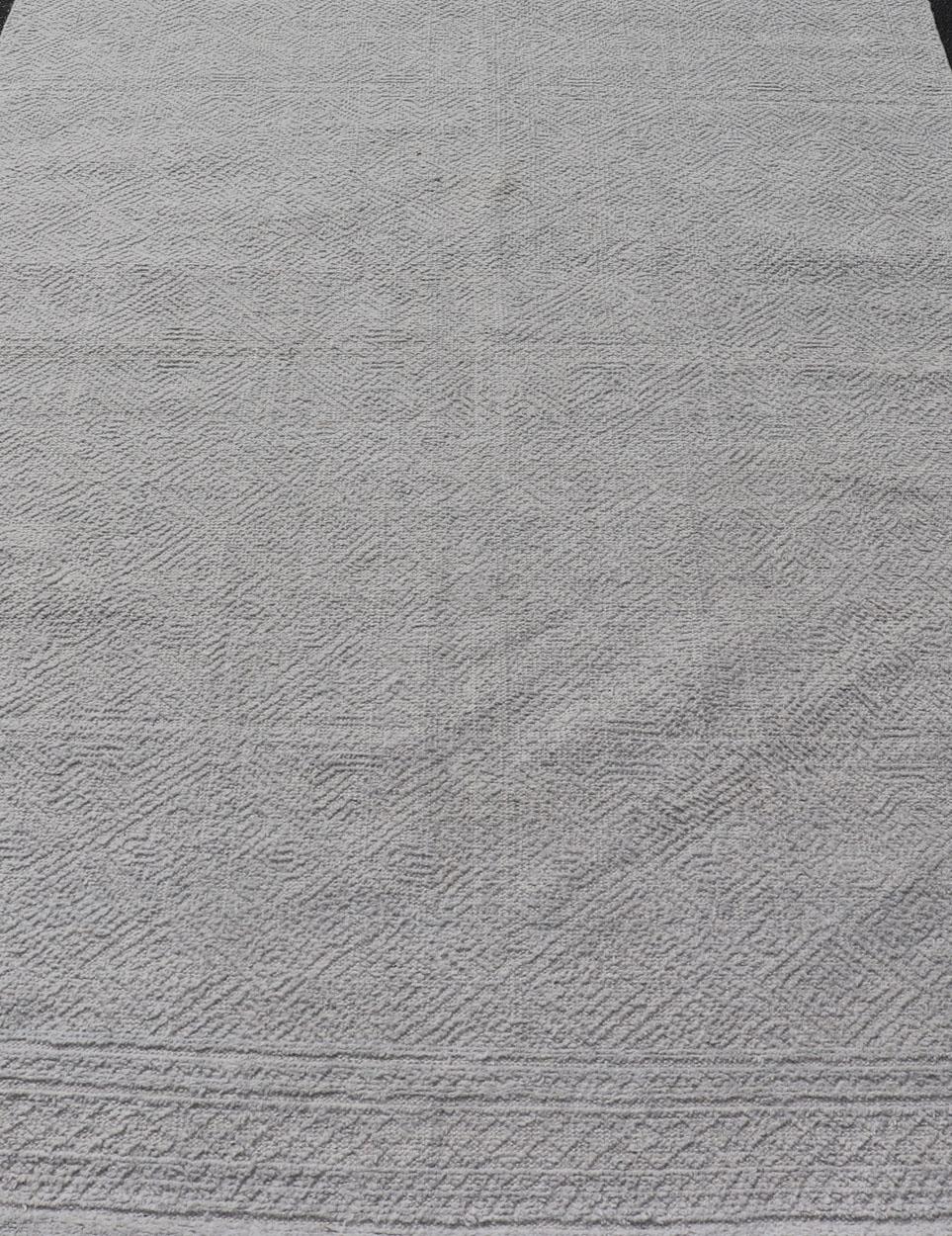 Maße: 5'7 x 9'0

Gedämpfter moderner indischer handgeknüpfter Teppich in Grau aus Wolle; Herkunftsland: Indien; Typ: Modern, Modern Casual, Minimalistisch; Keivan Woven Arts: Teppich; Gedämpfter moderner indischer handgeknüpfter Teppich in Grau aus