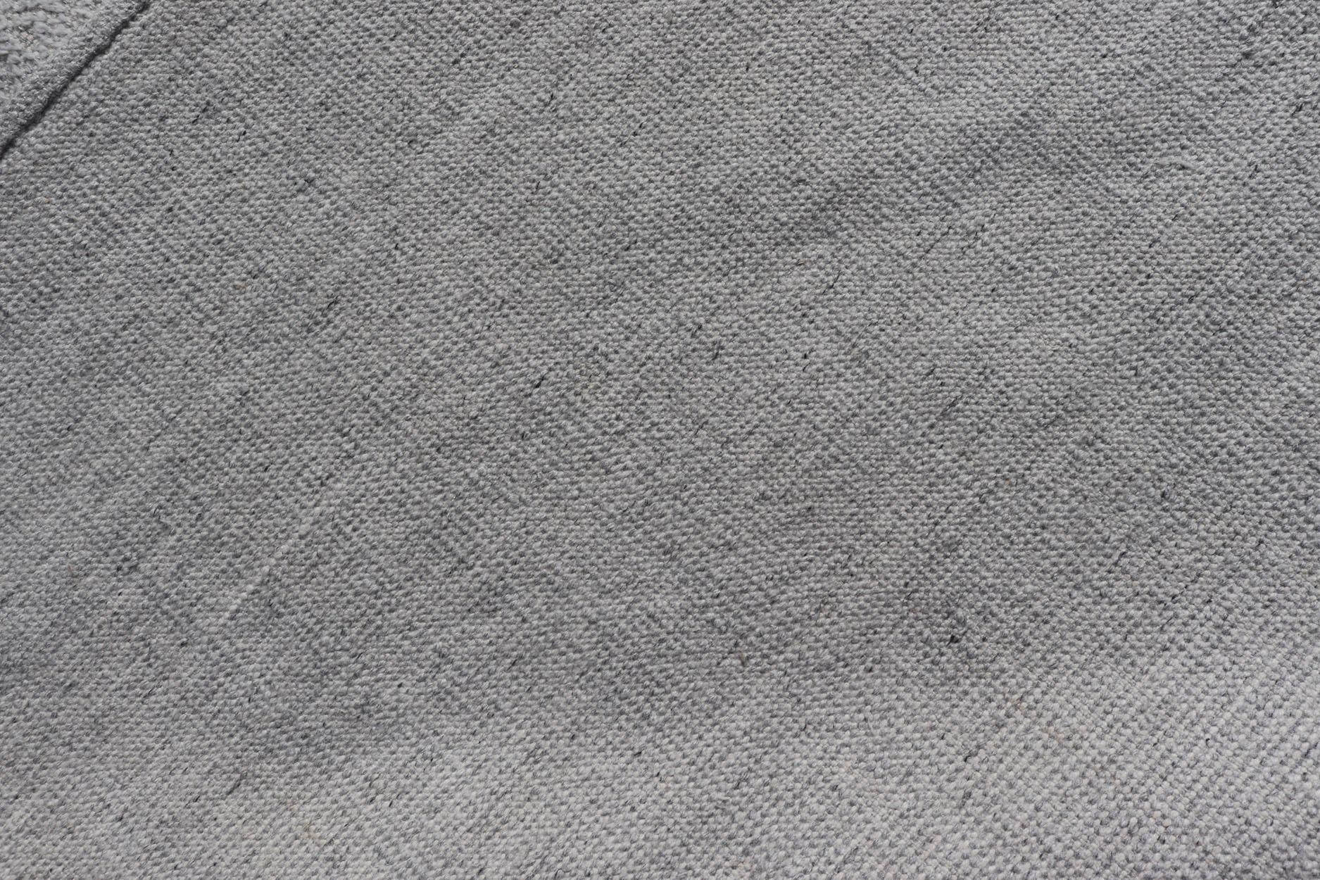Gedämpfte moderne indische alle grau handgeknüpften Teppich 5'7 x 9'0 (Moderne) im Angebot