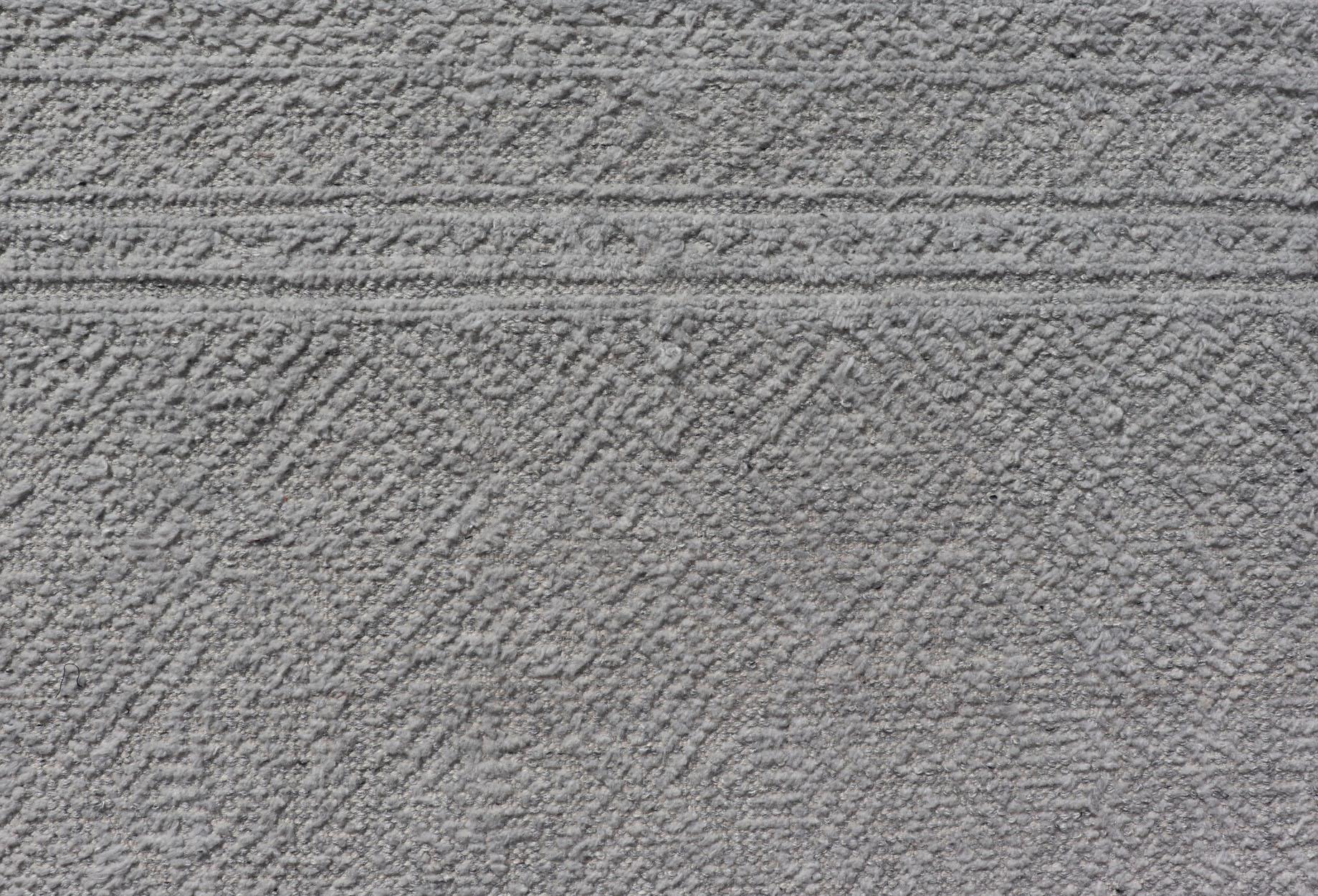 Gedämpfte moderne indische alle grau handgeknüpften Teppich 5'7 x 9'0 im Zustand „Hervorragend“ im Angebot in Atlanta, GA