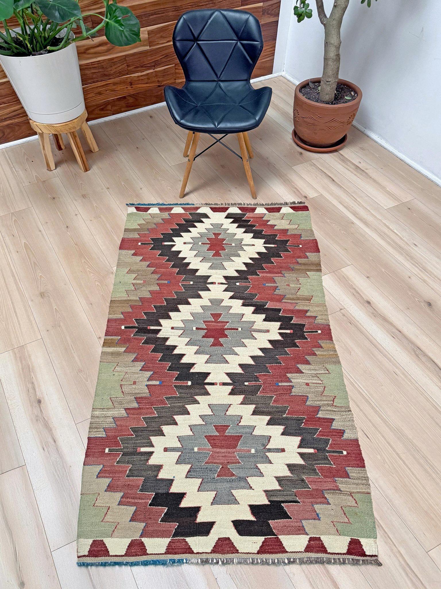 Gedämpfter Mut Kelim - • Türkischer Flachgewebeteppich im Navajo-Stil (3'x5') - • 1970s (Handgewebt) im Angebot
