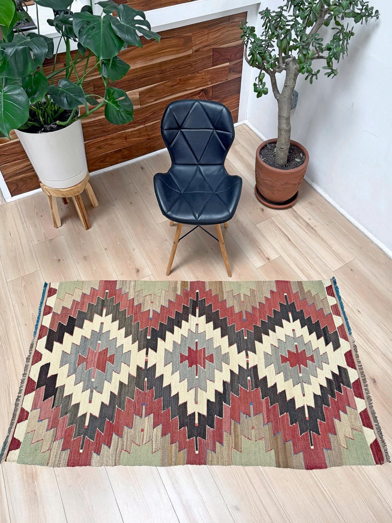 Gedämpfter Mut Kelim - • Türkischer Flachgewebeteppich im Navajo-Stil (3'x5') - • 1970s im Zustand „Gut“ im Angebot in Burlingame, CA