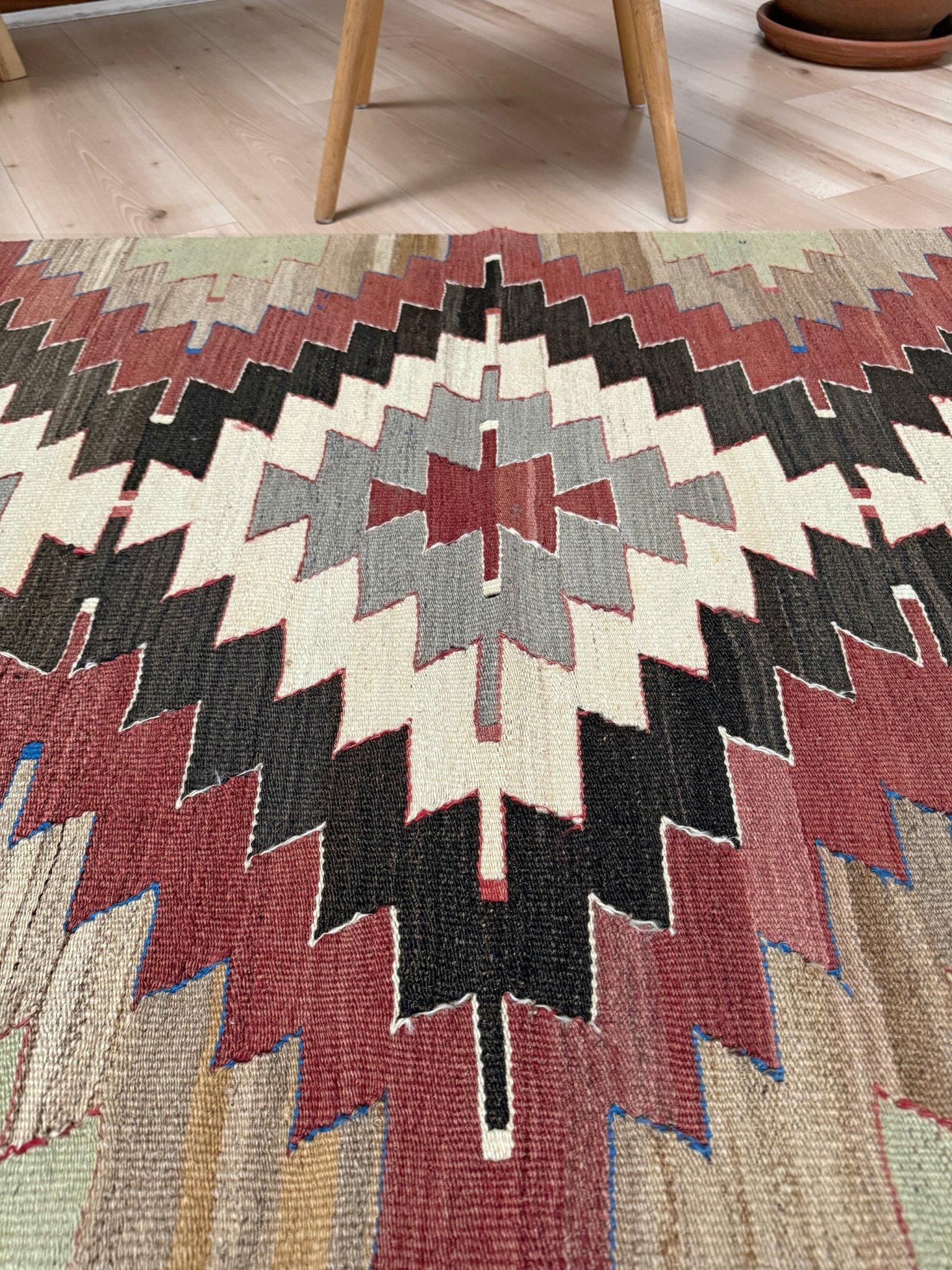 Gedämpfter Mut Kelim - • Türkischer Flachgewebeteppich im Navajo-Stil (3'x5') - • 1970s (Ende des 20. Jahrhunderts) im Angebot