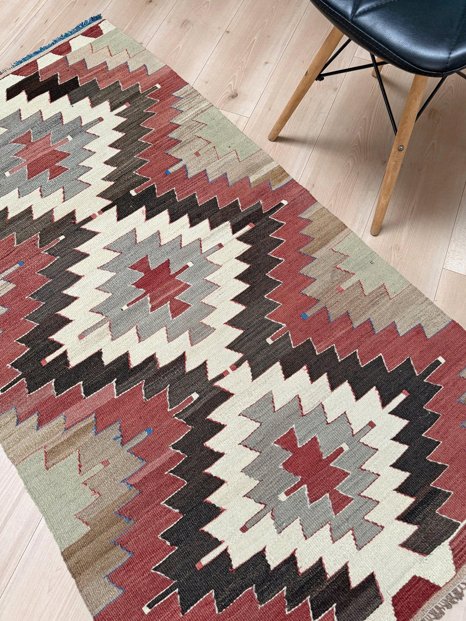 Gedämpfter Mut Kelim - • Türkischer Flachgewebeteppich im Navajo-Stil (3'x5') - • 1970s (Wolle) im Angebot