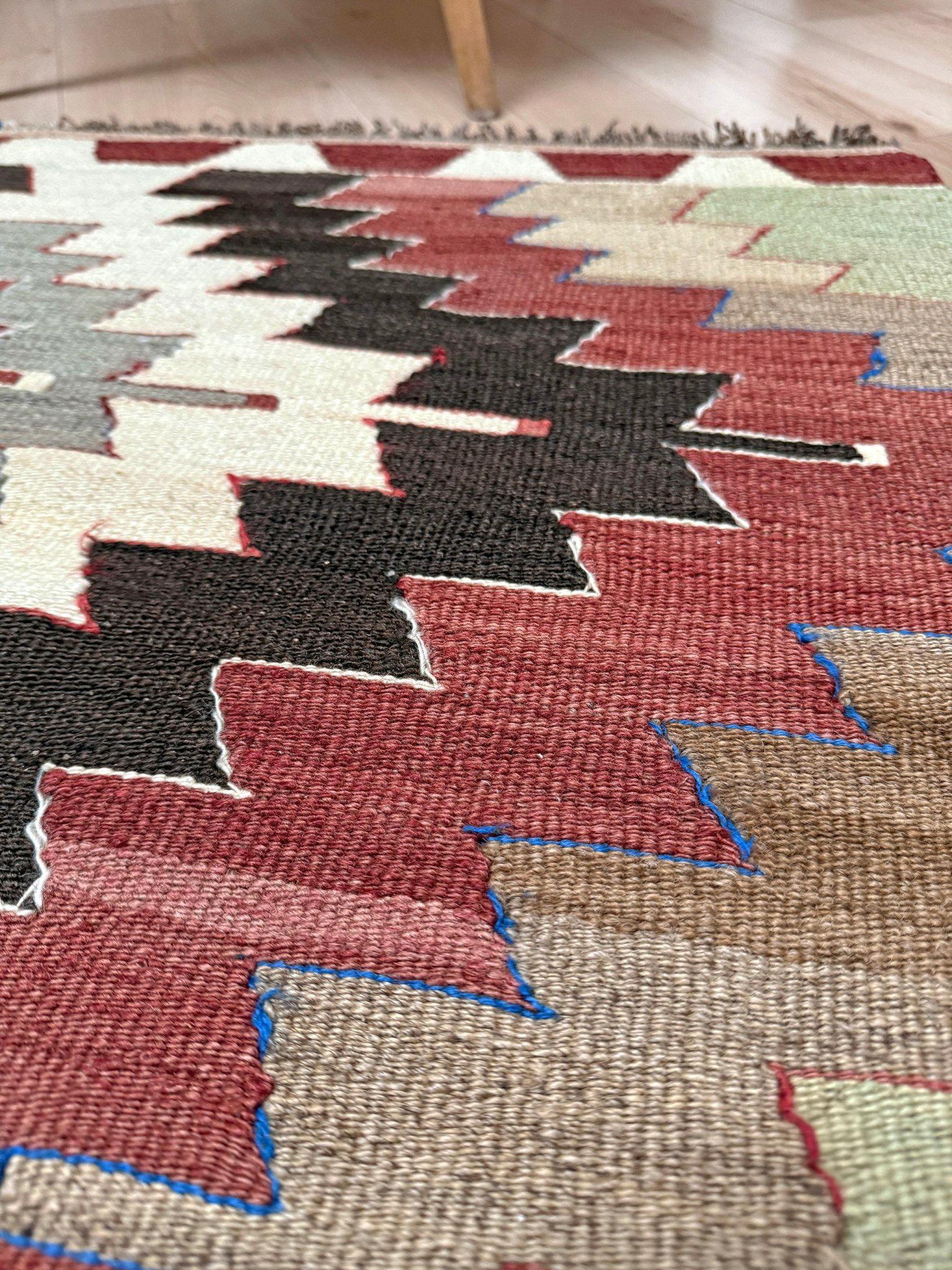 Gedämpfter Mut Kelim - • Türkischer Flachgewebeteppich im Navajo-Stil (3'x5') - • 1970s im Angebot 1